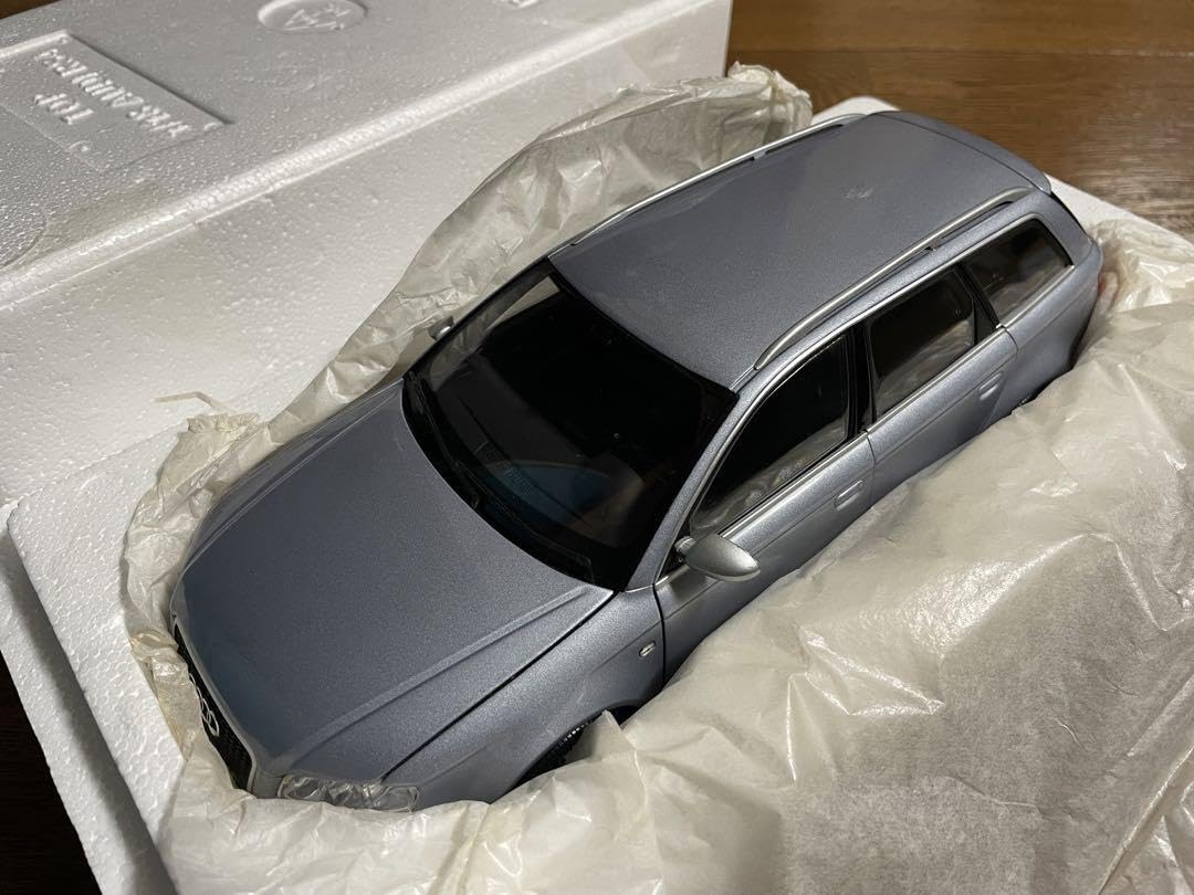 アウディ純正　RS4アバント　B7型シルバー　1/18 Amazon.co.jp: アウディ純正 RS4アバント B7型シルバー 1 18