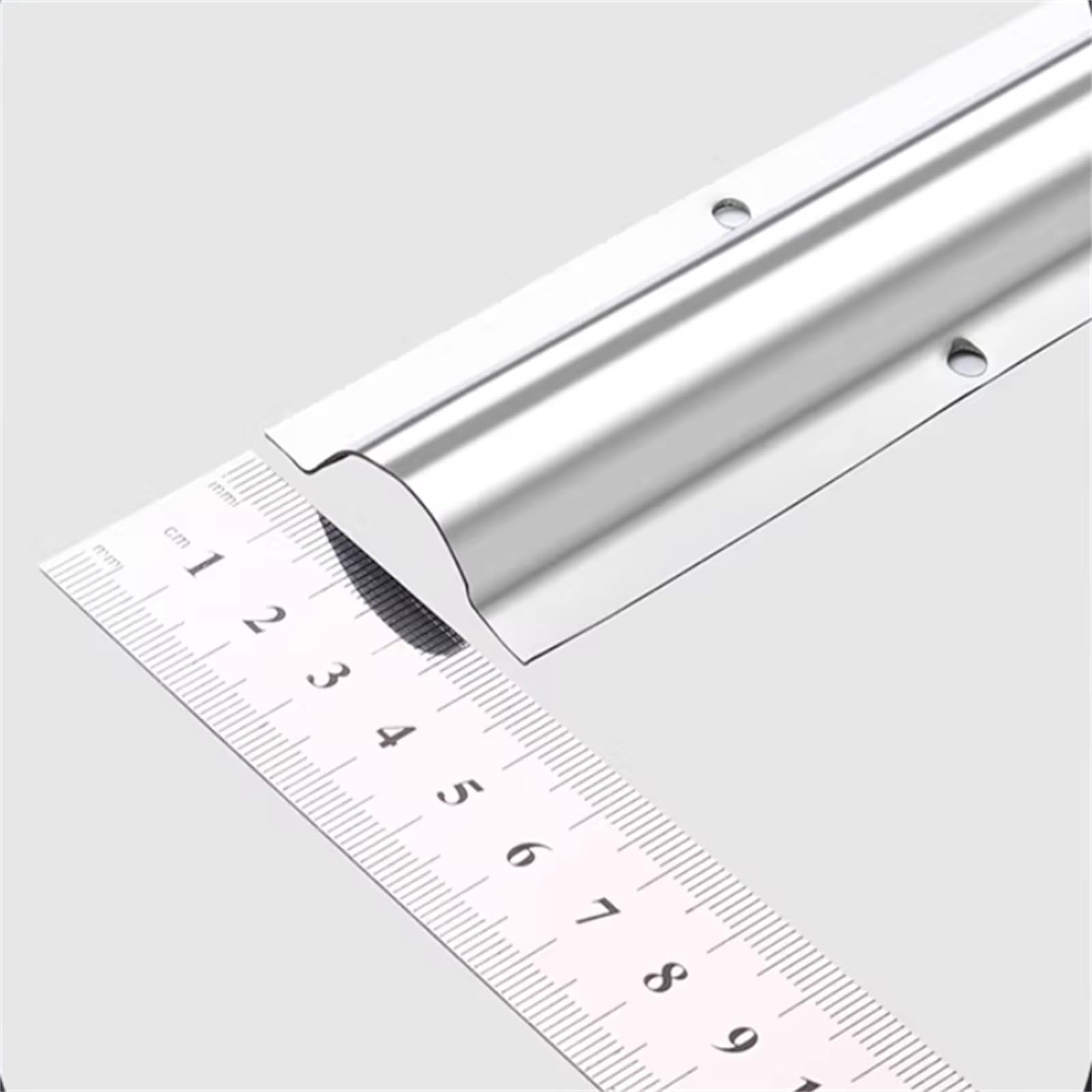 Gebogene Kabelkanäle aus Edelstahl, rutschfeste Kabelabdeckung für den Innenbereich, halbrunde dekorative Kabelrinne mit offenem Drahtgitter,(100 * 31 * 0.7mm)