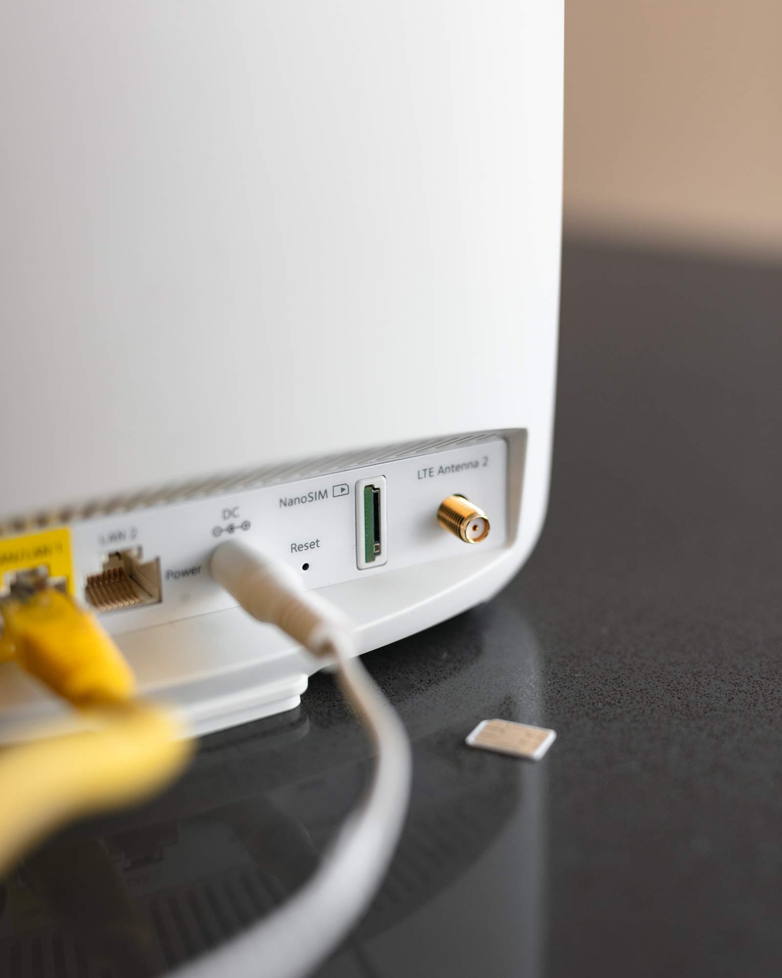 Netgear Orbi LBR20 4G LTE Router & WLAN Router mit SIM Karte | bis 1.200 MBit/s im Download | integriertes 4G LTE Modem (Cat18) | AC2200 Tri-Band WLAN | kompatibel mit Allen Mobilfunk-Providern