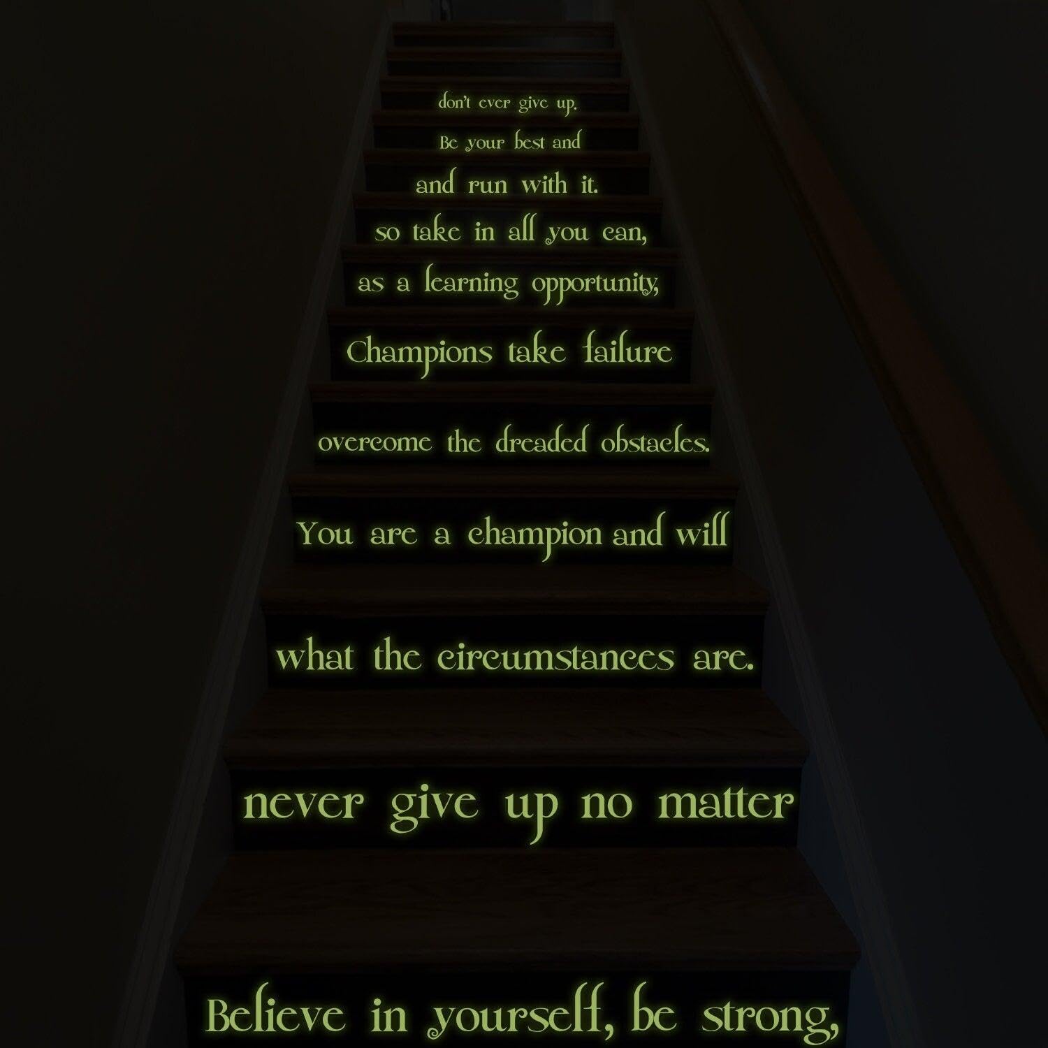 Believe in Yourself Treppe Glow in Dark Vinyl-Aufkleber – Nachtleuchtende Motivation Love Home Zitat Aufkleber 130 x 134 cm
