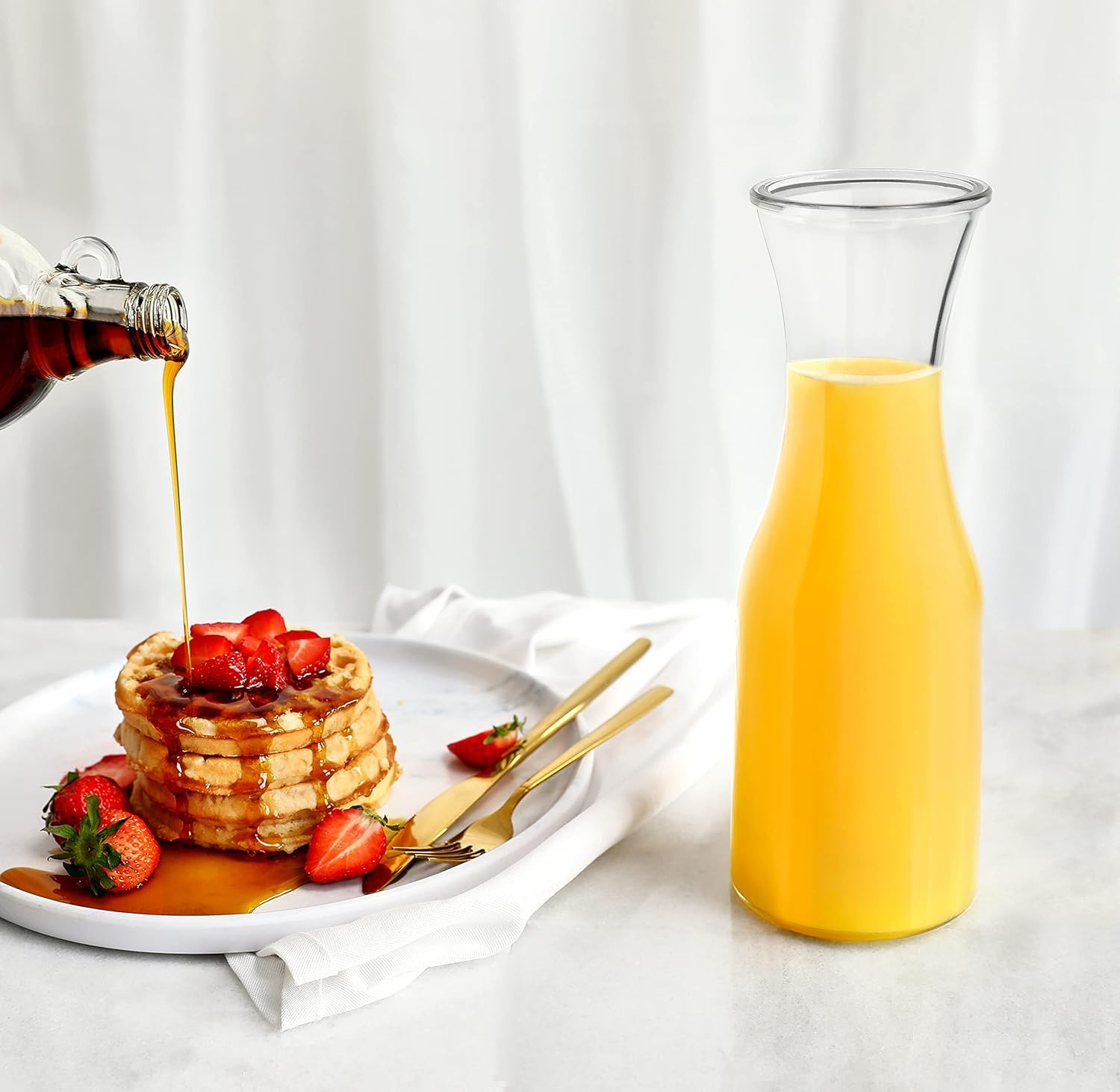 Kitchen Lux Glaskaraffe, 1 Liter Getränkekrug & elegante Weinkaraffe Dekanter, Karaffe Set mit 12 Stück, Mimosen-Bar-Karaffen & Saftgläser, Easy Pour Flaschen, Glas Wasserkaraffe, 963.9 g