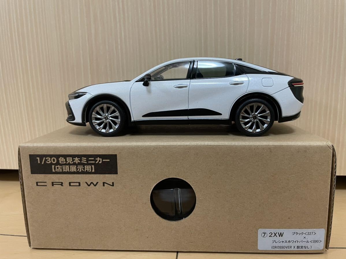 トヨタ クラウンCROWN ミニカー 白と黒 クロスオーバー カラーサンプル Amazon | 1/30 トヨタ 新型クラウン クラウンクロスオーバー