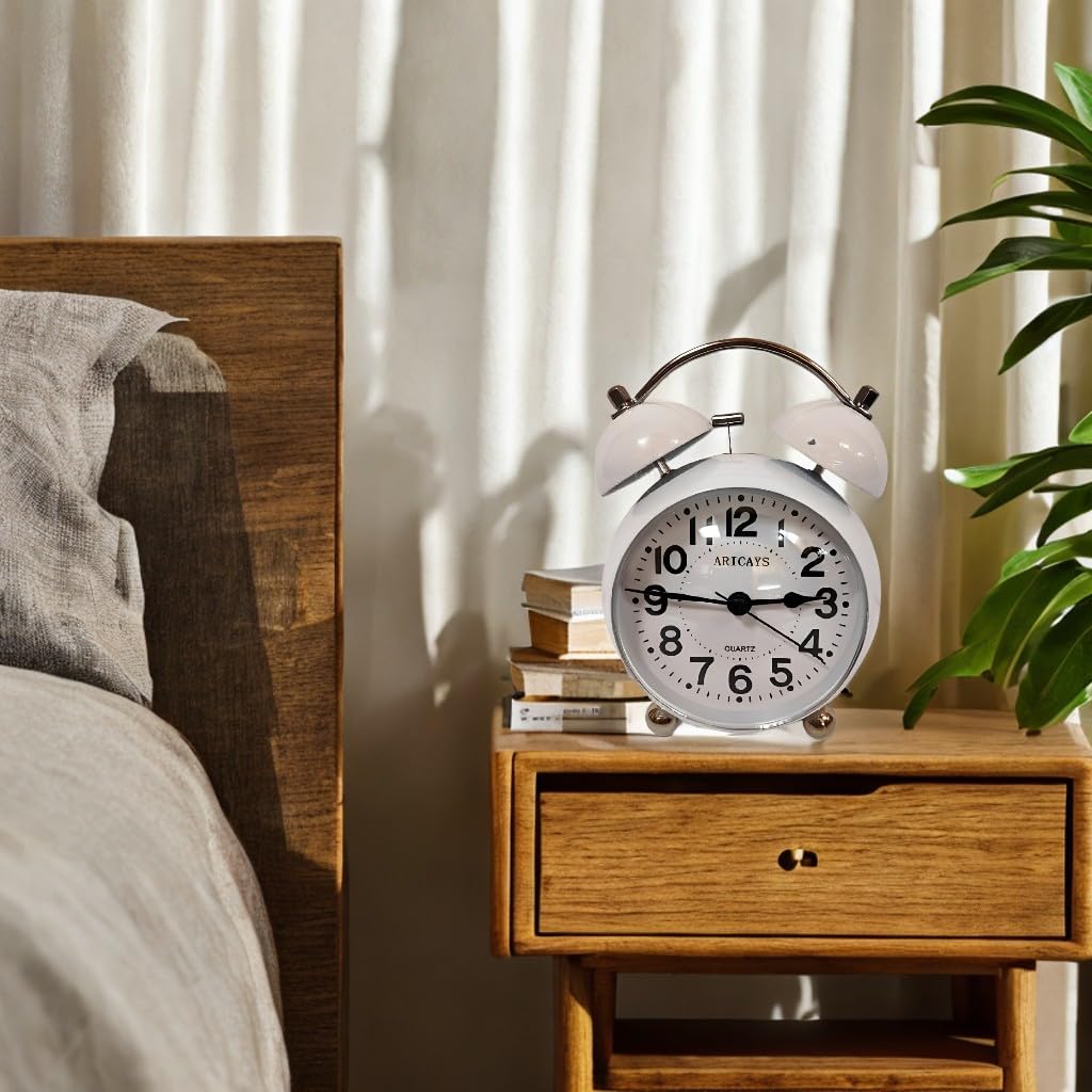 Reloj despertador retro blanco para decorar dormitorios de estilo vintage