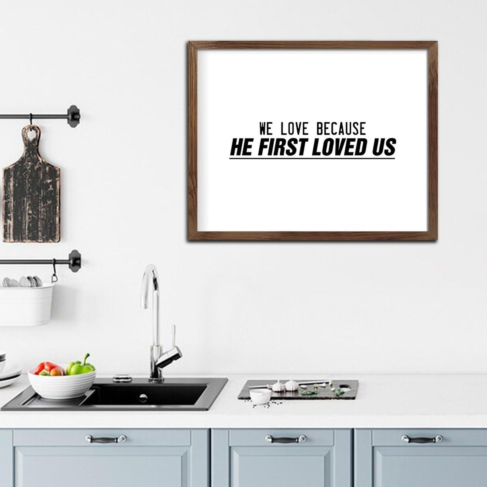 Decorazione da parete in legno incorniciata con scritta in inglese "We Love Because He First Loved Us", decorazione da parete in legno, 40,6 x 50,8 cm, scrittura, biblica, in legno, da appendere,