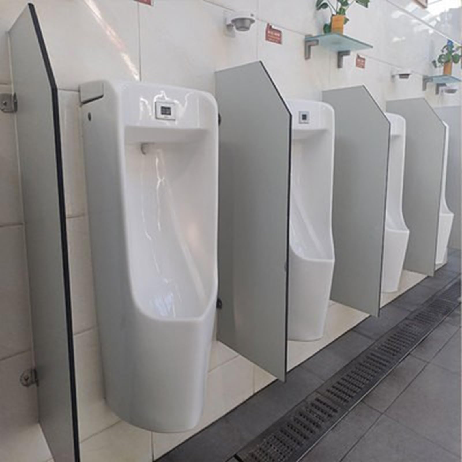 Séparateur d'urinoir durable pour une meilleure intimité des sanitaires