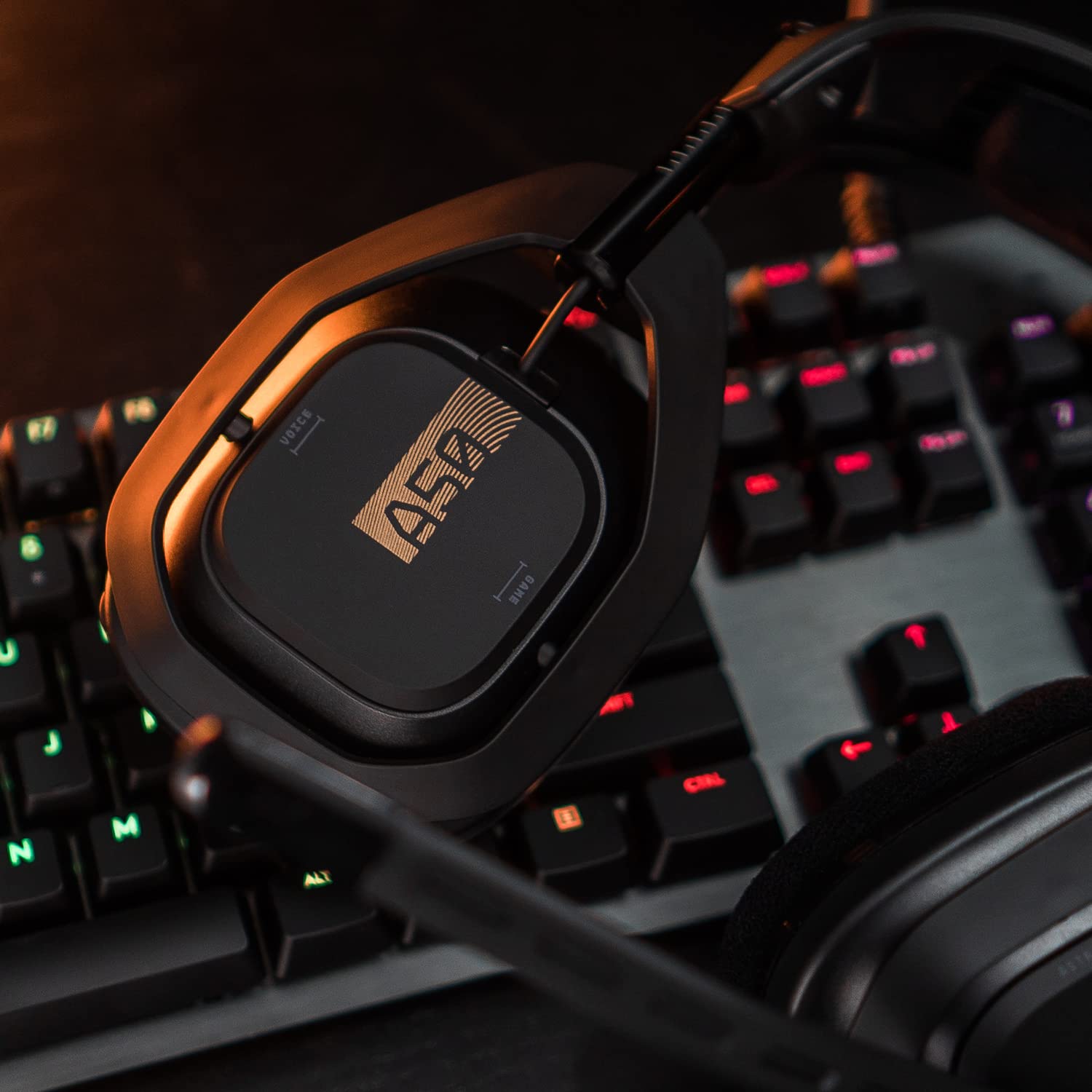 ASTRO Gaming A50 Auriculares inalámbricos para gaming y estación-base de carga, 4a gen, control de balance de juego, voz, 2.4 GHz, 15m alcance, Xbox Series X y S, Xbox One, PC - Negro/Oro
