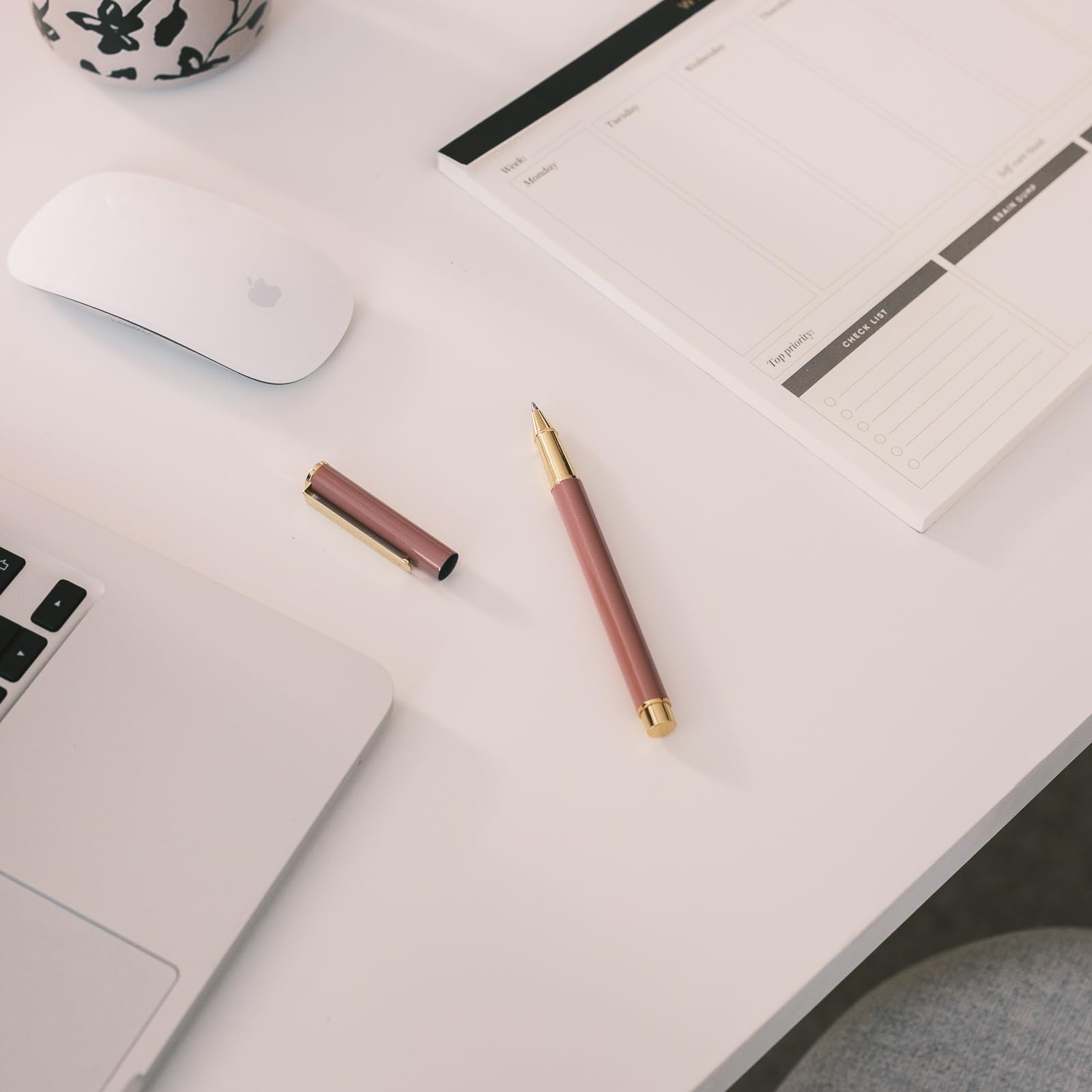 PILOT Stylo Roller Pointe Métal 0,5 Mm Encre Liquide Rose V-BALL 05 | PLEIN CIEL