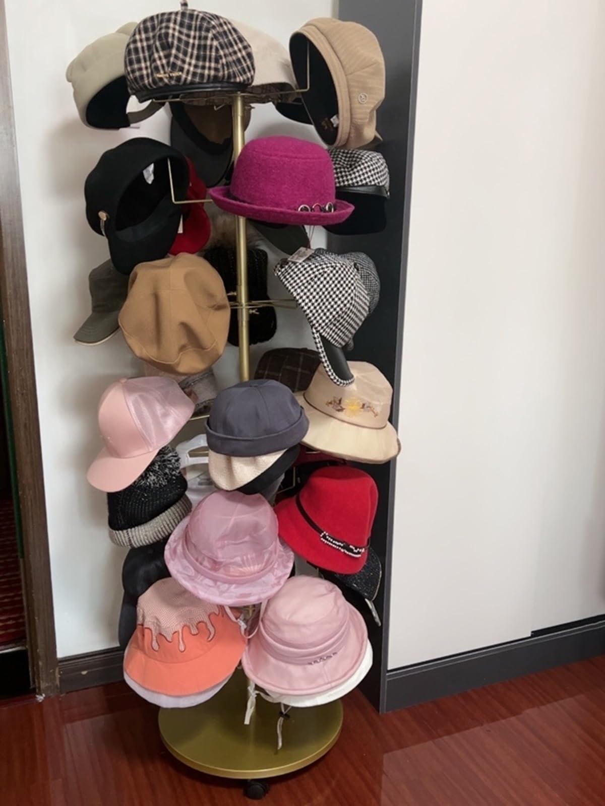 Amazon｜帽子 収納 キャップラック 複数の帽子を収納できる床置き帽子