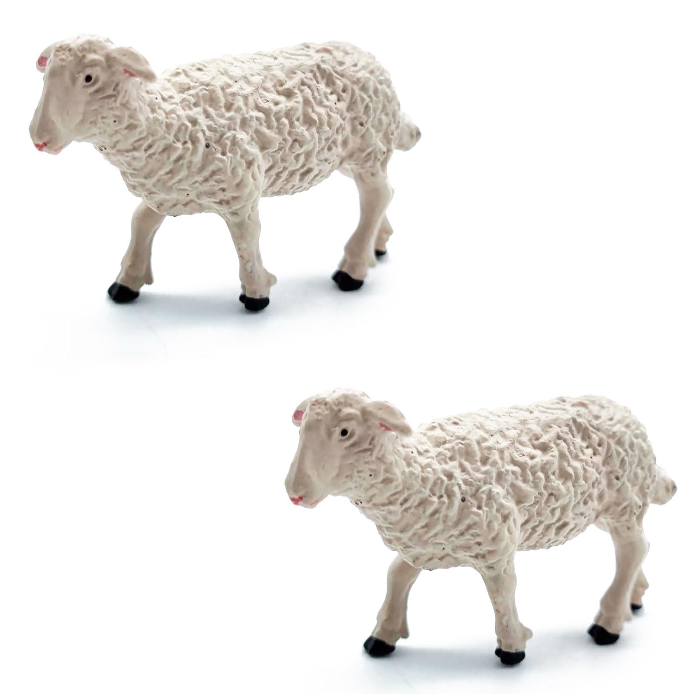 Acan Tradineur - Pack de 2 Figuras de Cordero de Color Blanco para belén - Fabricado en plástico - Figuras Decorativas Divertidas para Nacimiento, Navidad - Modelo Aleatorio - 4 x 1,5 x 7 cm