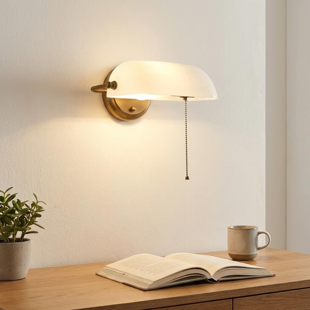 Applique da Parete Vintage “BANQUERO” con Paralume in Vetro Bianco, Base in Ottone Anticato, Paralume Orientabile, Interruttore a Catenella – Compatibile con Lampadina LED E27