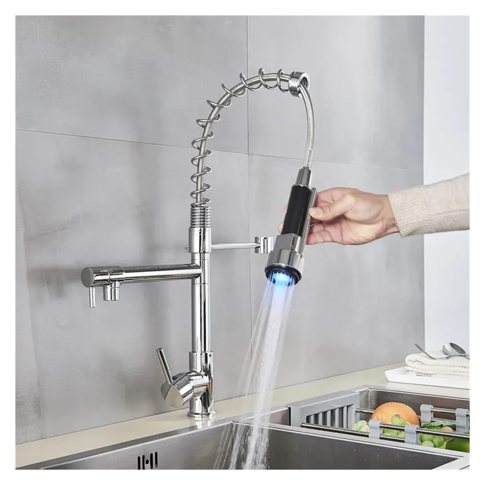 Robinet de cuisine extractible à ressort : finis les éclaboussures et les éviers mal rincés