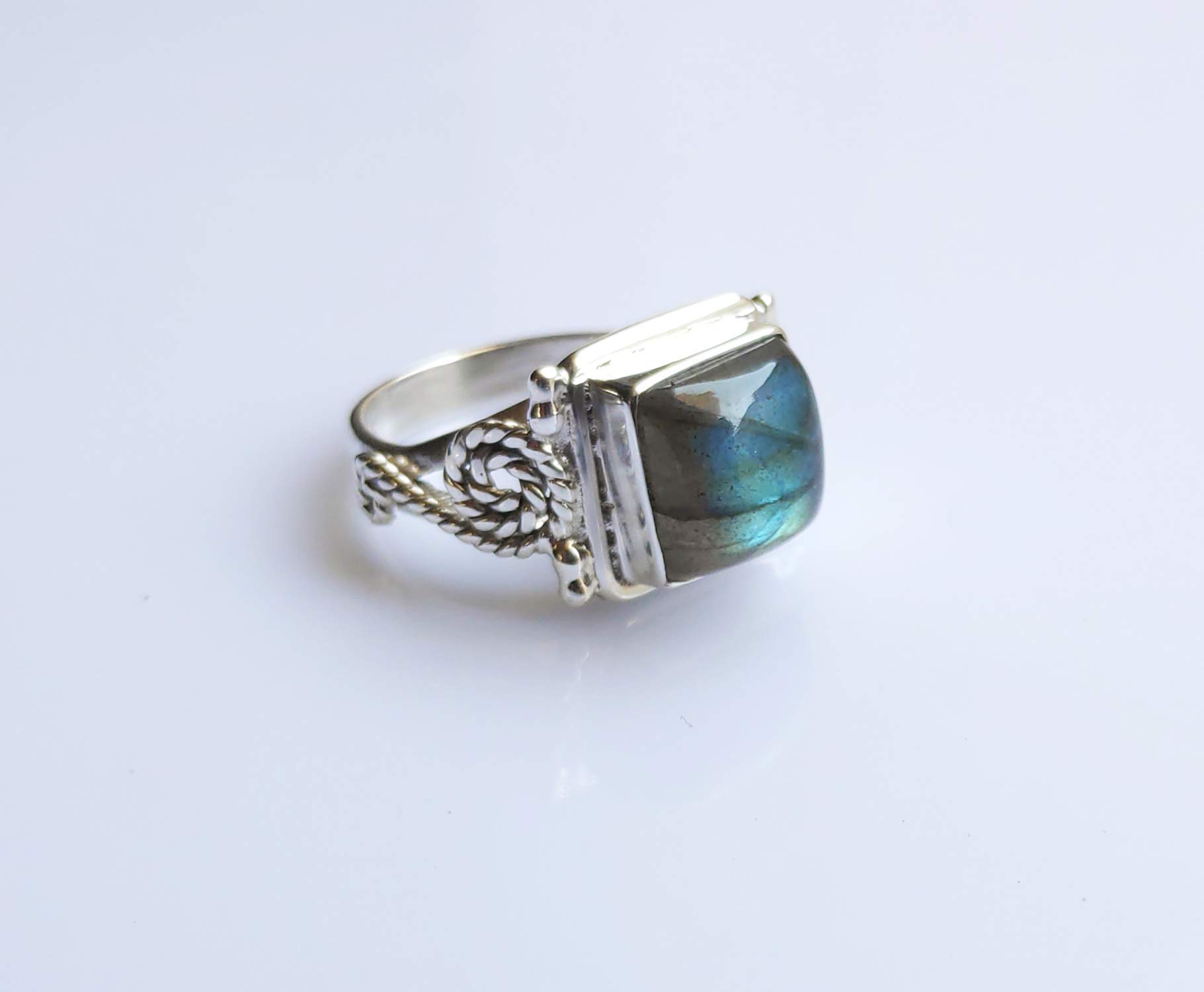 Bague en labradorite artisanale Navya, bague de promesse en argent sterling 925 faite à la main en labradorite pour femme, pierre précieuse naturelle en forme de coussin, taille de bague 44 à 64 FR