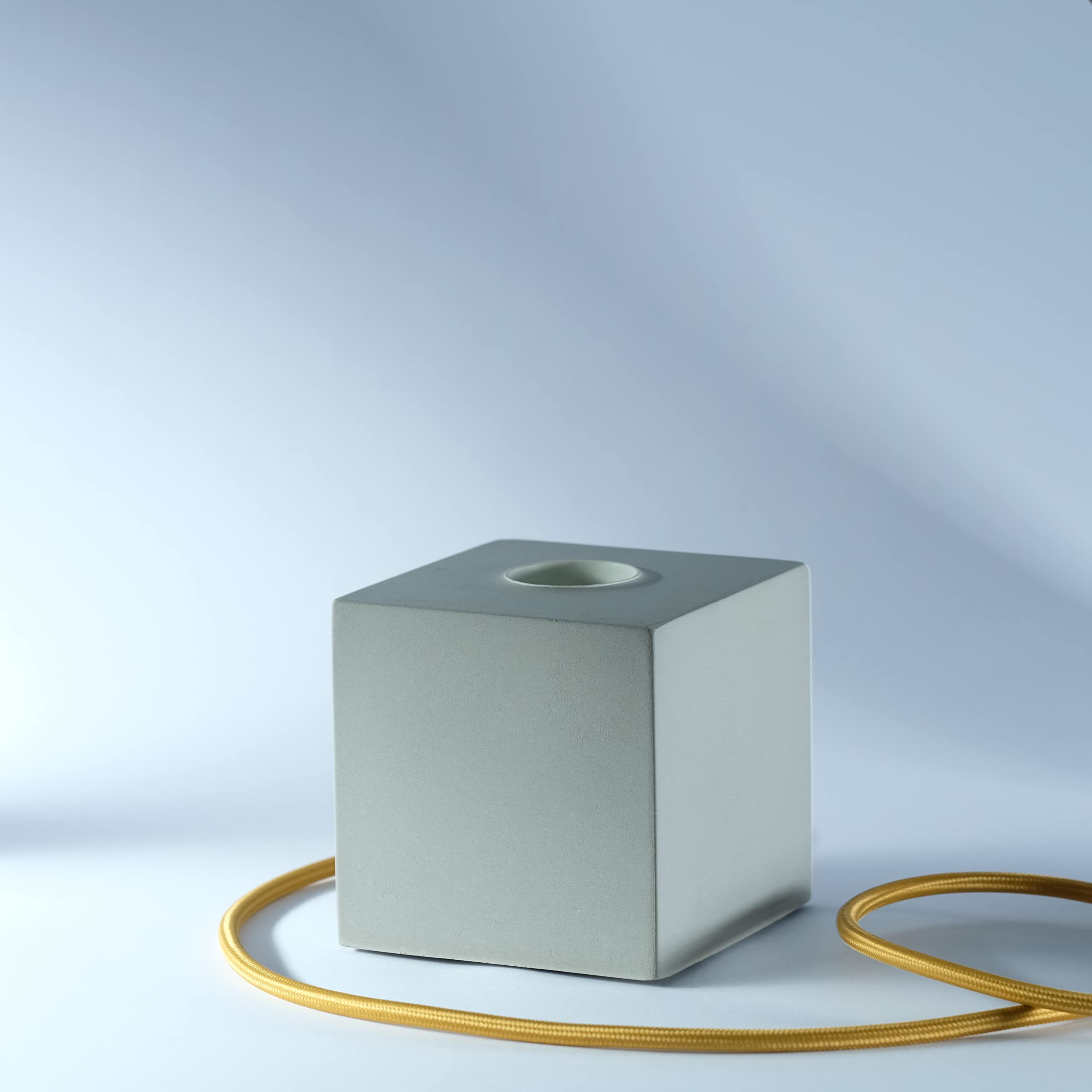lampada da tavolo a cubo, design industriale, base in calcestruzzo, lampadina non inclusa, cavo oro