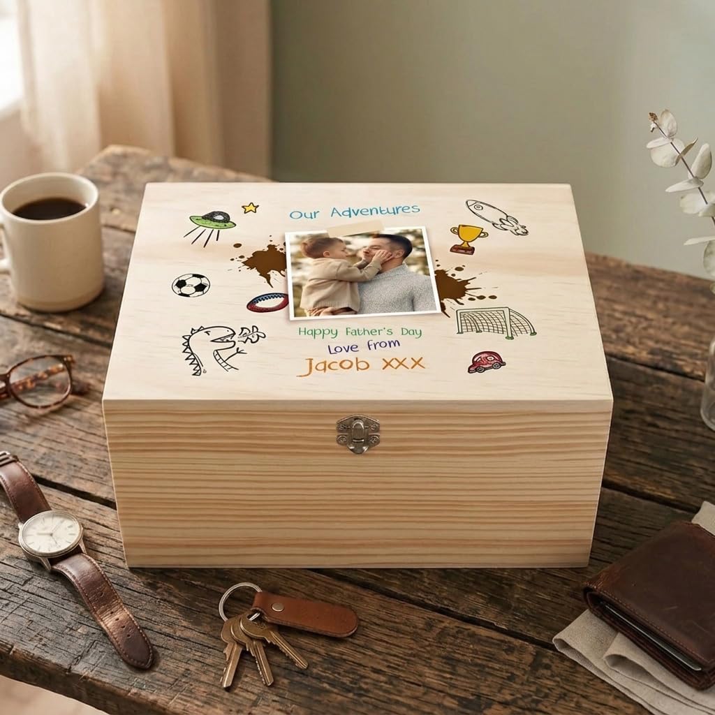 Caja de recuerdos personalizada con diseño de pino de Our Adventures Doodle | Regalo del día del padre | Caja de recuerdos de madera personalizada | Sube tu propia foto | Bisagras y cierre de metal |