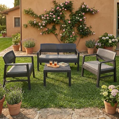 Dmora - Ensemble de salon d'extérieur Carpi, Composition de jardin avec 2 fauteuils, 1 canapé et 1 table basse, Salon effet rotin avec coussins, 100% Made in Italy,...