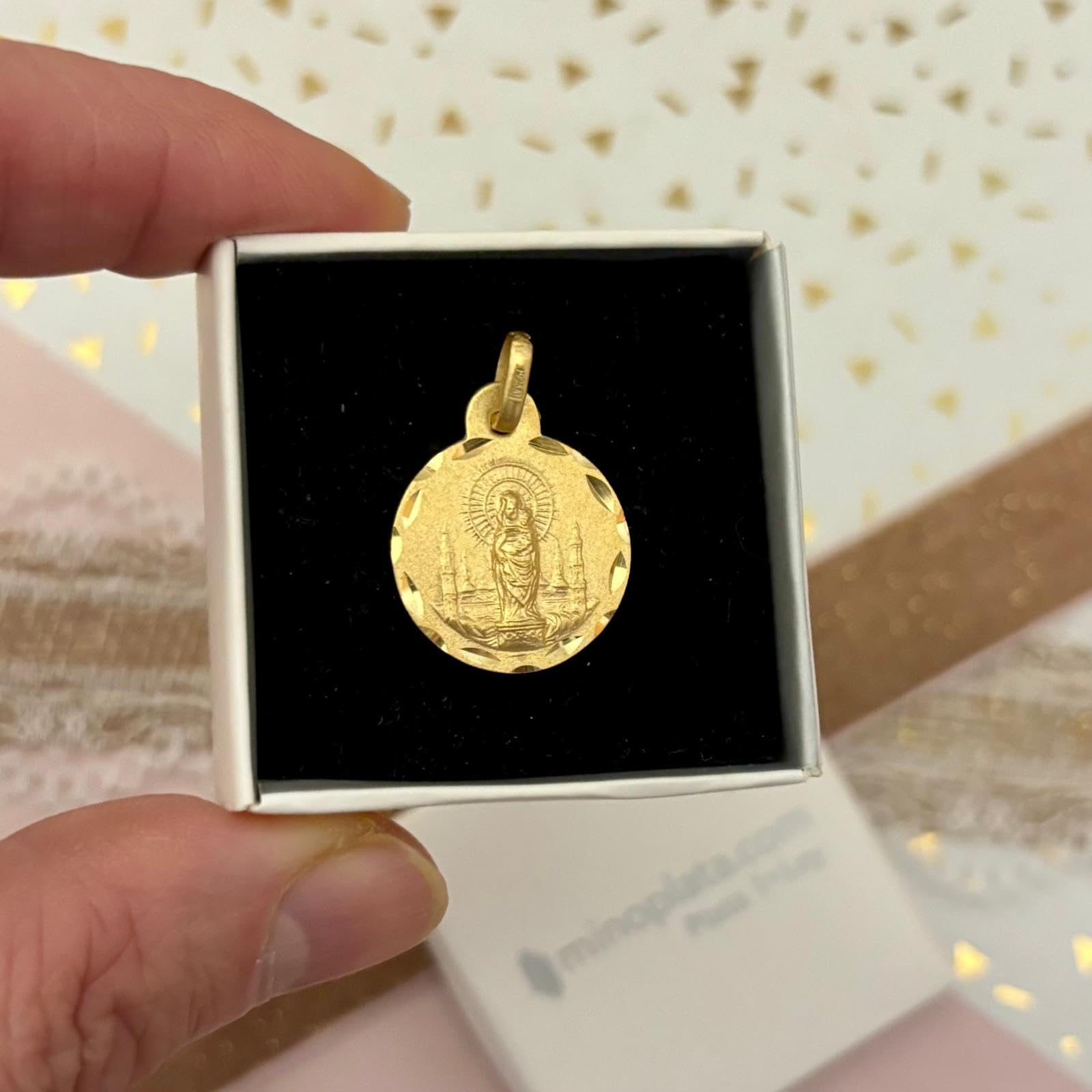 Medalla Religiosa Virgen del Pilar, Plata de Ley 925 Chapada en Oro, 17mm, Circular, Borde Tallado, con Argolla
