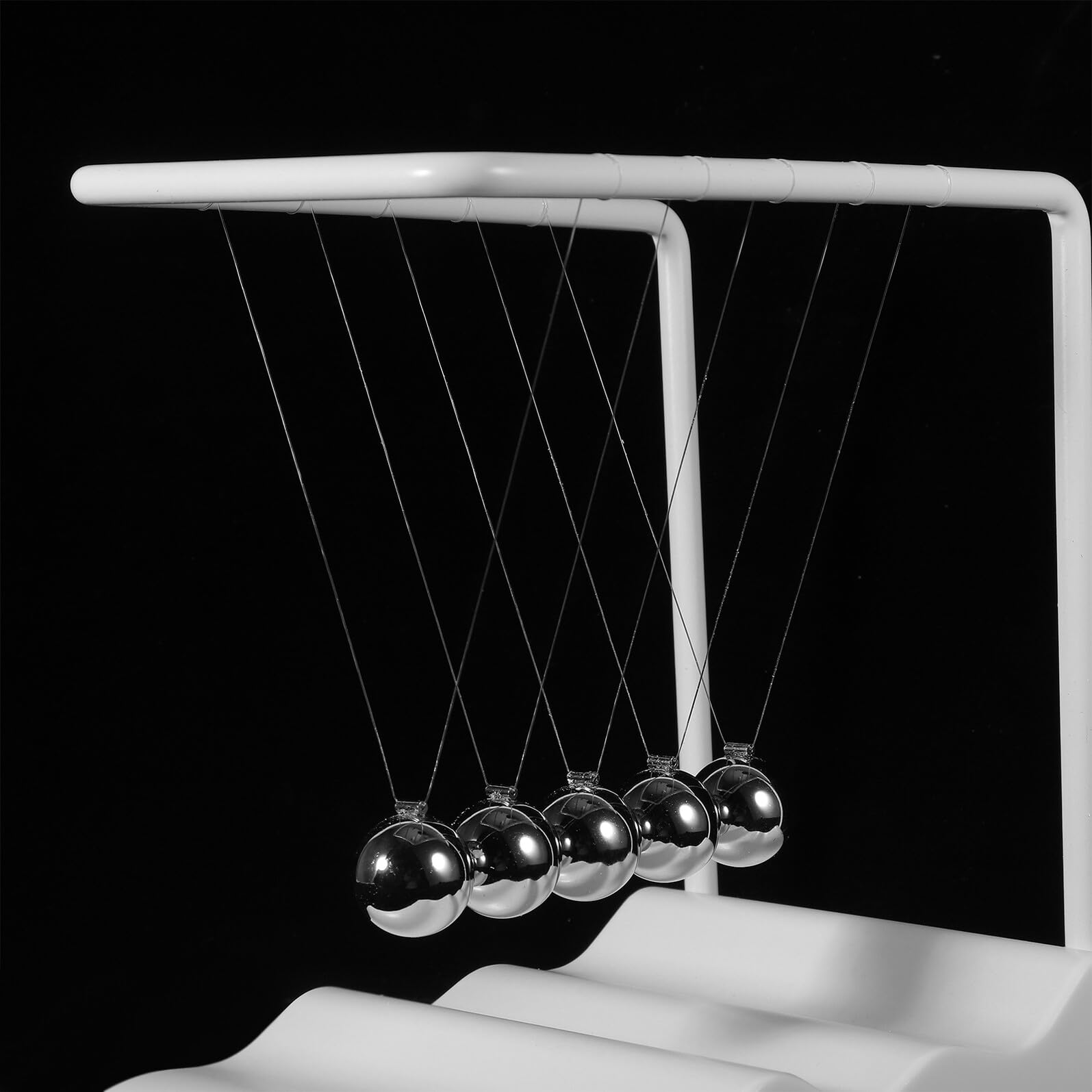 Boules de Pendule de Newton Blanches en Fer et PP pour Bureau