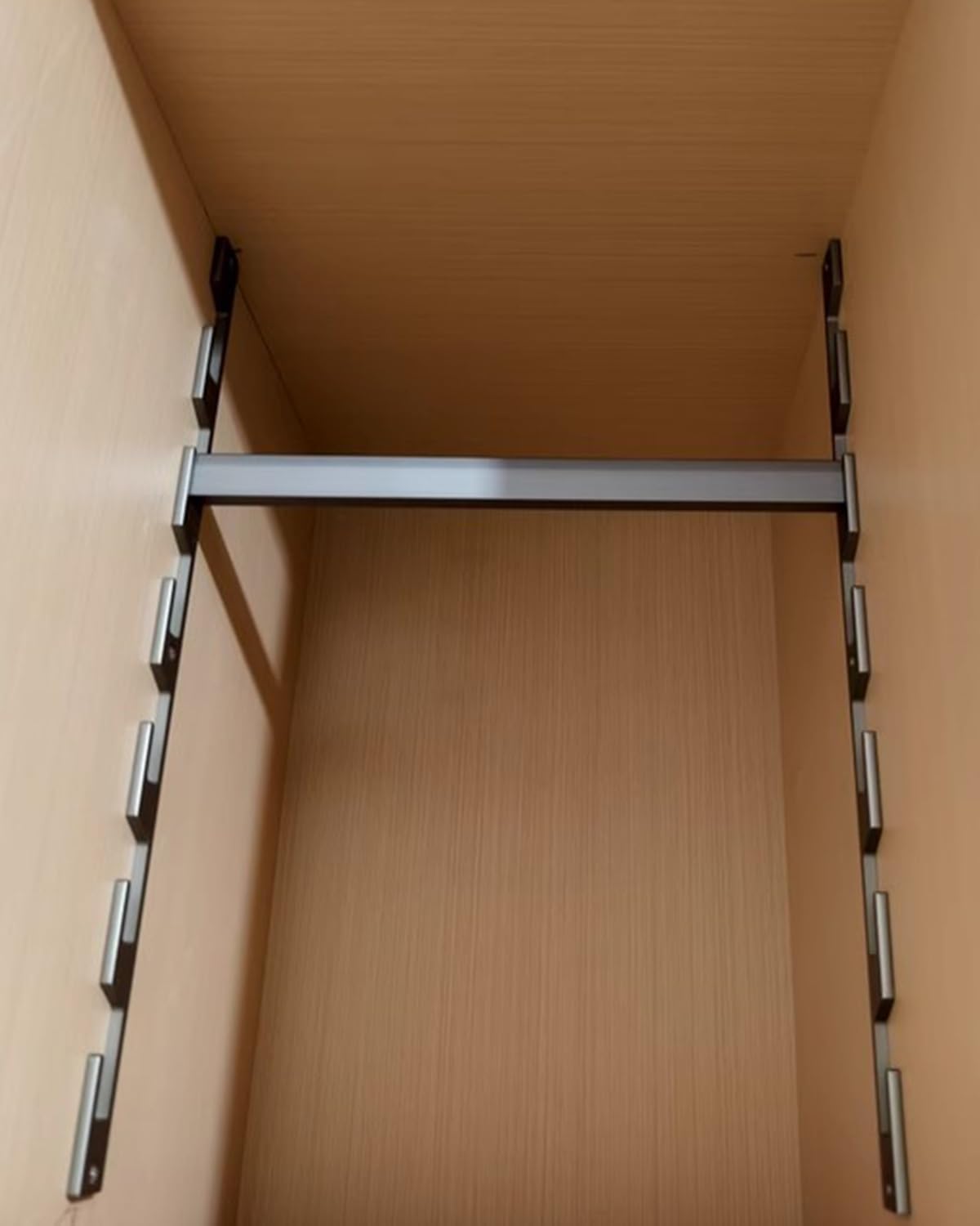 Rail de placard réglable double face et support mural amovible de rangement