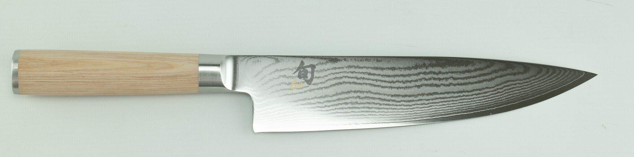 Kai Shun Classic White Set - Coltello de Chef DM-0706 W, Lama 20 cm, Lama Giapponese Ultra affilata in Acciaio Damascato + Grande Tagliere in Rovere, 30 x 18 cm