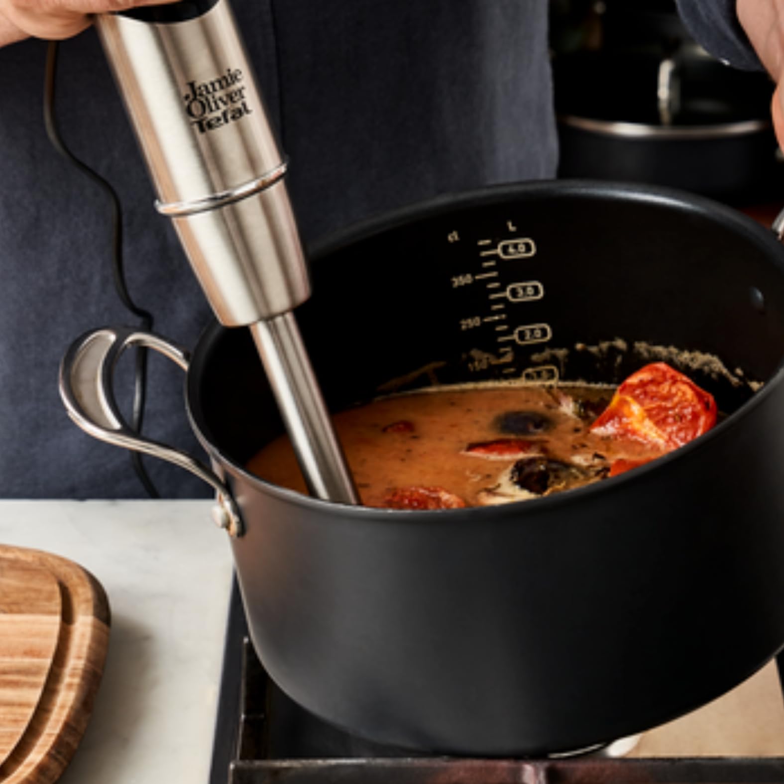 Jamie Oliver by Tefal HB95JD10 - Batidora de mano, cuchillas de acero inoxidable, 1200 W, base de batidora, apta para lavavajillas, disparador multivelocidad, protección contra salpicaduras, incluye
