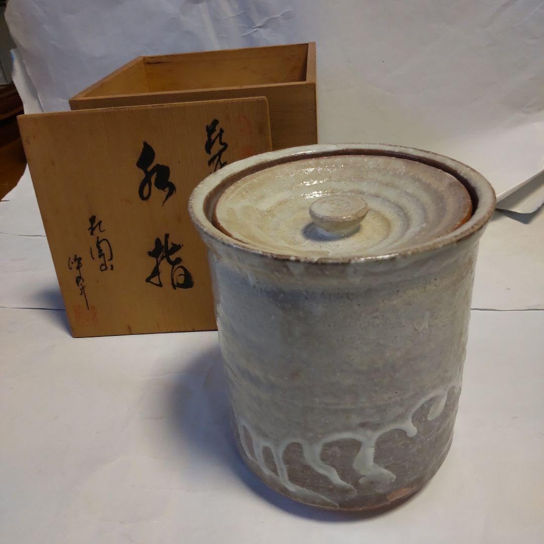 萩焼 水指 萩陶山窯 岩崎峰昇 作 共箱 茶道具 茶器 です。