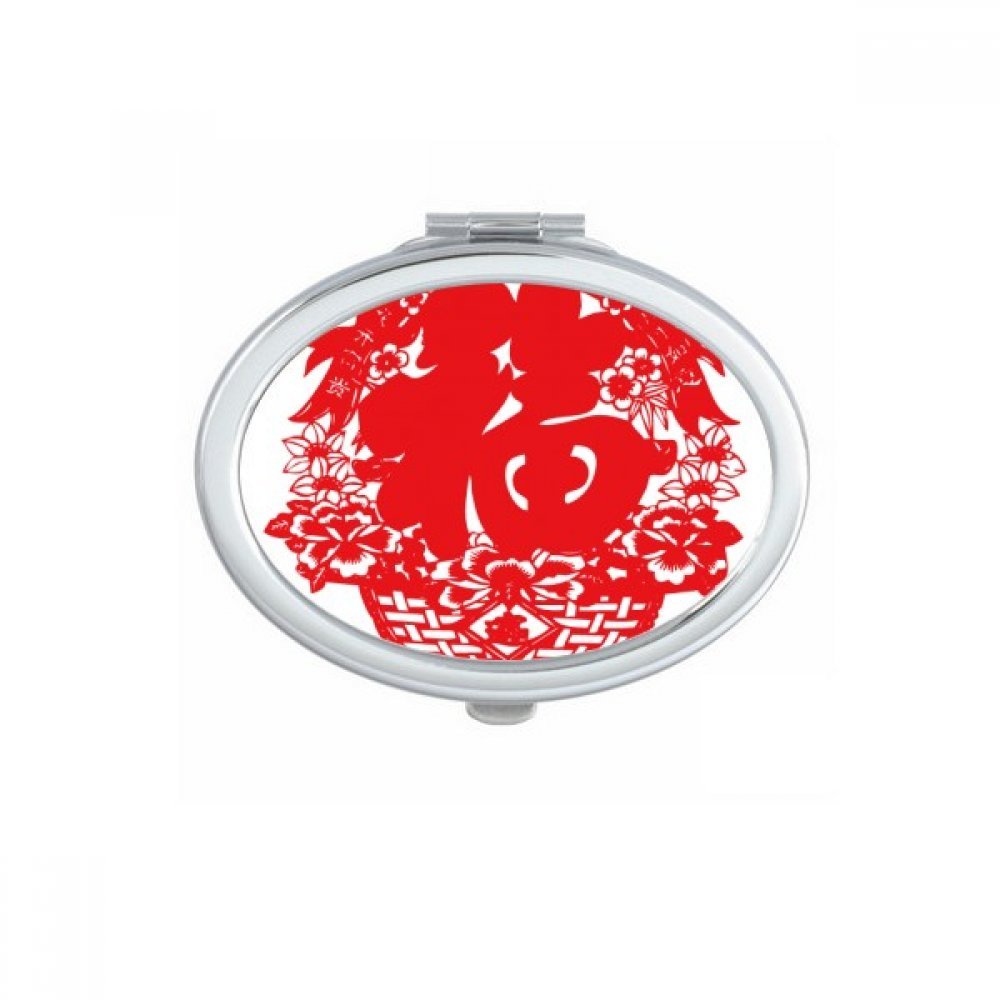 Miroir de poche à la main parfait pour retouches maquillage en voyage