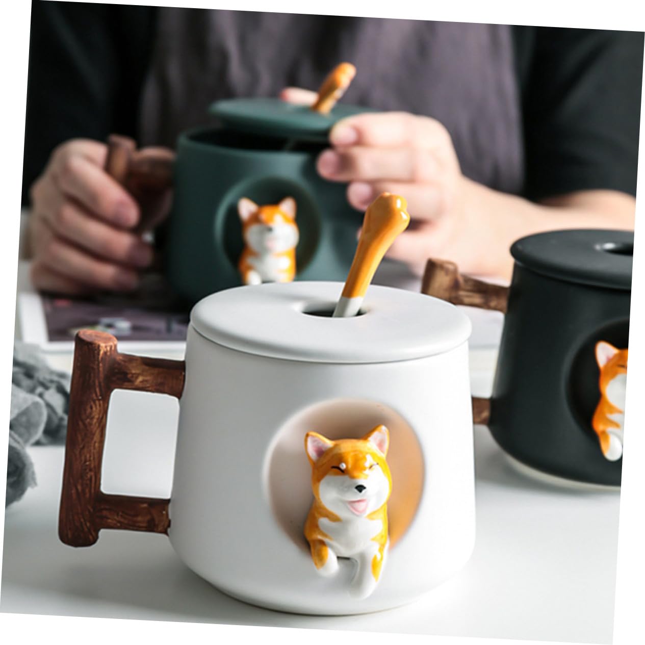 Keramik Dog Mug mit Deckel und Löffel Kreative Lustige Tasse Schwarze Shiba Inu Tasse für Kaffee Tee Saft Sicher und Leicht zu Reinigen für Zuhause und Büro