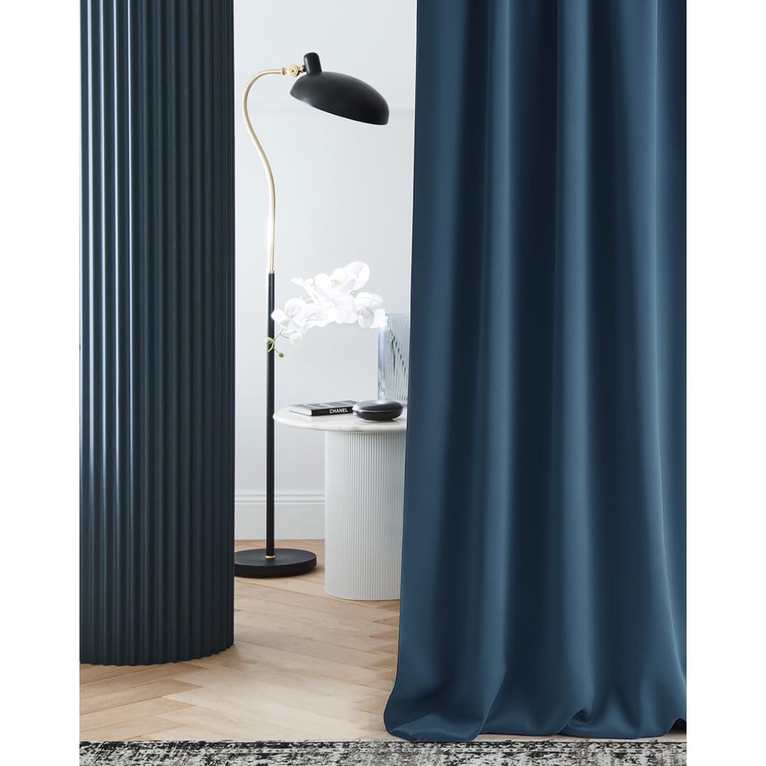 ROOM99 Vorhang mit Ösen Laurel 140 x 250 cm Breite x Höhe Verdunkelung Blickdicht Schiebegardinen Curtain Wohnzimmer Schlafzimmer Dunkelblau, 1 Stück