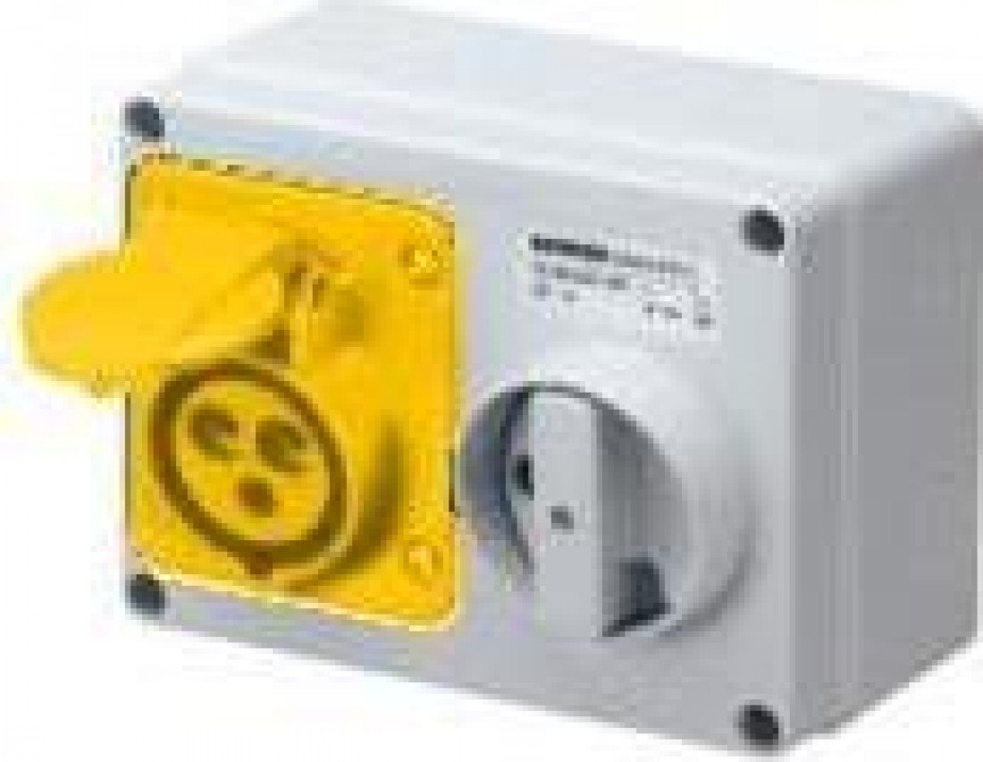 Prise évacuation horizontale GEWISS étanche IP44 jaune avec configuration de sécurité 2p + E