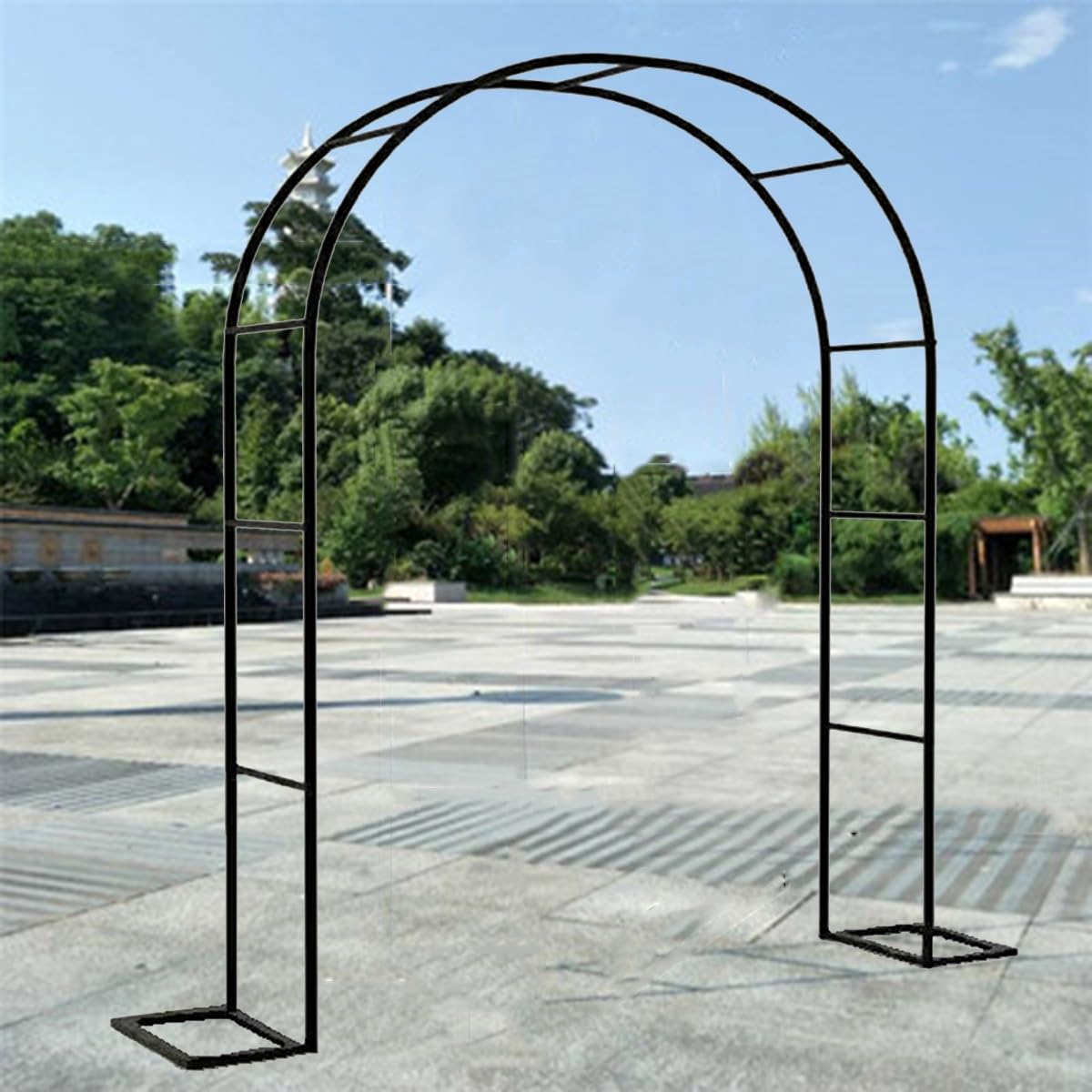 Support décoration de mariage : arche de jardin élégante en métal noir