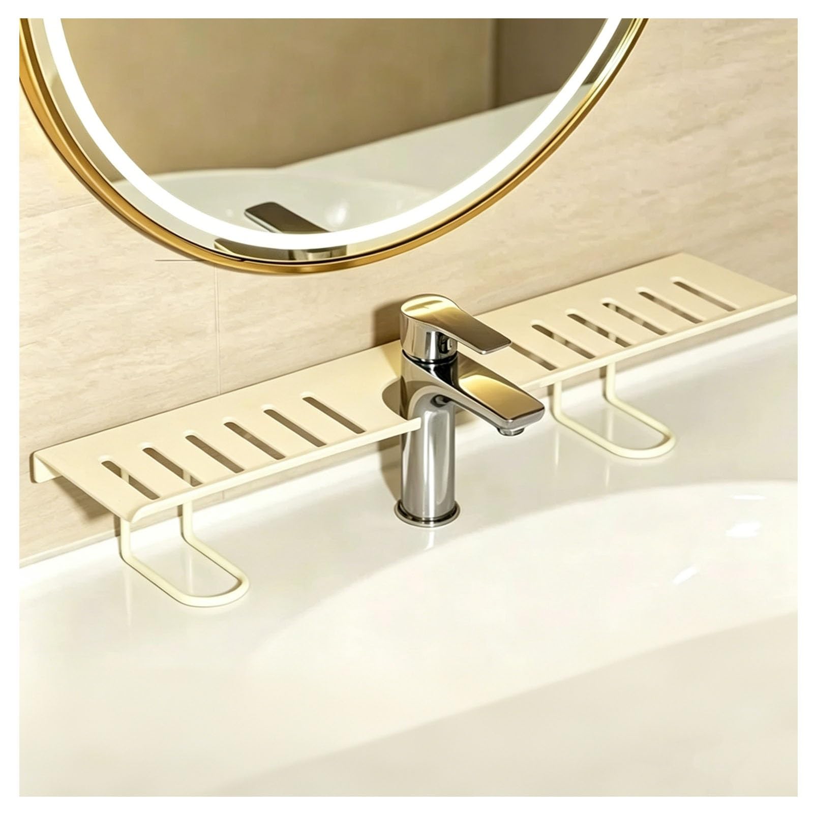Étagère au-dessus de l'évier pour organiser une petite cuisine moderne
