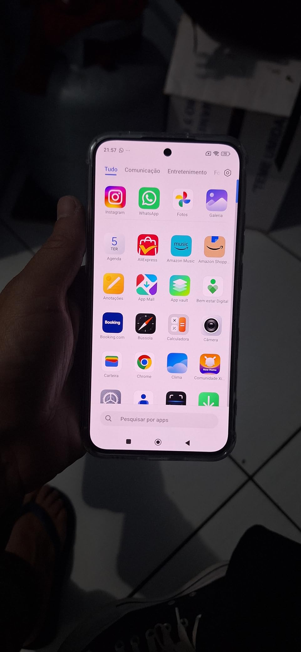 Tela do smartphone mostrando a tela inicial com vários aplicativos.