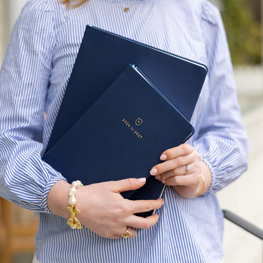 Agenda giornaliera 2026-2027 di Emily Ley – Dapperdesk Bookbound Planner Navy, agosto 2026 – luglio 2027 – 12 mesi anno accademico con blocco orario per le donne