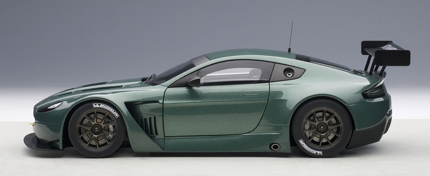 Amazon.co.jp: AUTOart 1/18 アストンマーチン V12 ヴァンテージ GT3