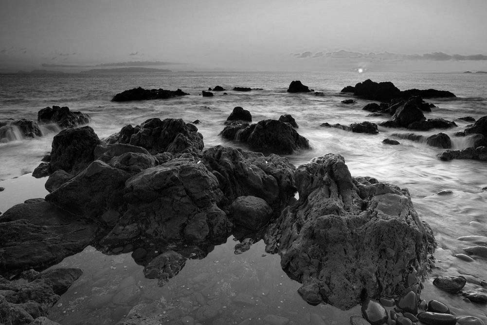 Amazon Co Jp 岩だらけの海岸から見た夕日の壁紙 ビーチの壁紙 白黒の キャンバス ステッカー 印刷 壁紙ポスター はがせるシール式 写真 特大 絵画 壁飾り75cmx50cm ホーム キッチン