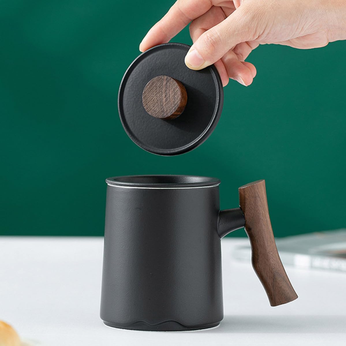 Healifty Taza de Cerámica Negra con Filtro para Infusiones y Mango de Madera de 360ml Diseño Elegante y Capacidad Grande para Diversas Ocasiones