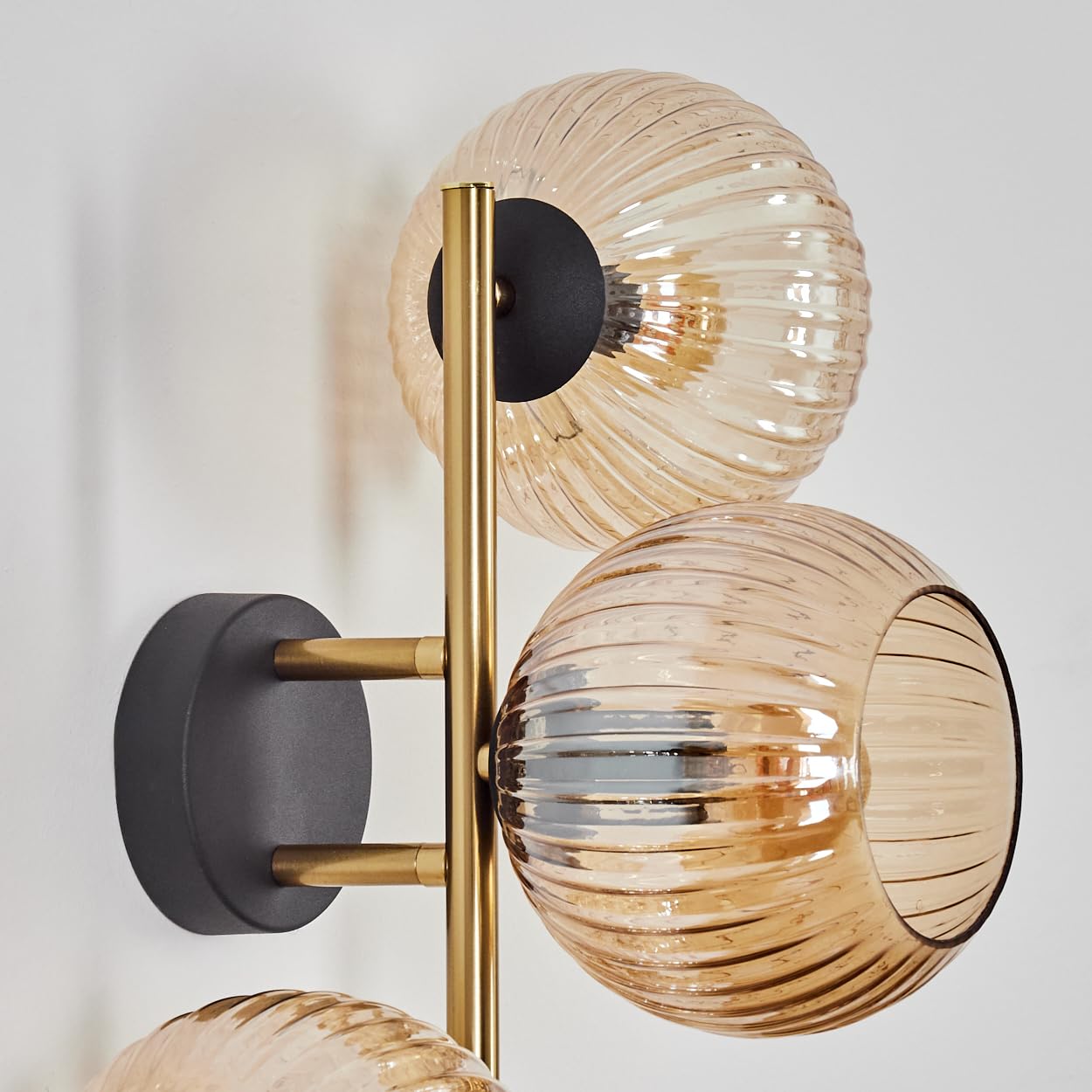 HOFSTEIN Wandleuchte Koyoto, Wandlampe aus Metall/Riffelglas in Schwarz/Gold/Bernstein, Leuchte im Retro/Vintage-Design (Schirme Ø 15 cm), E14, Wohnzimmer, Schlafzimmer, Küche, Flur, Treppenhaus