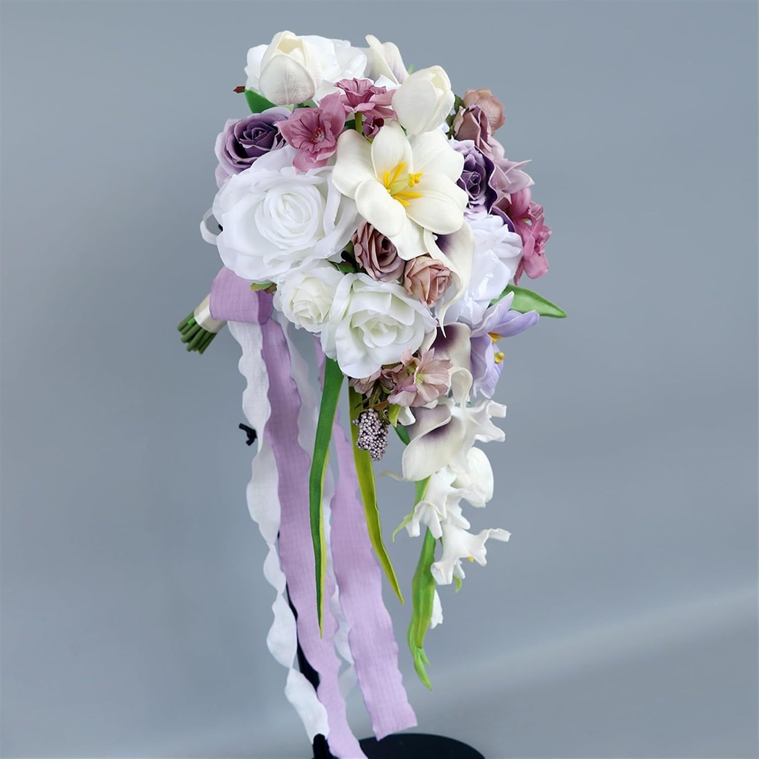 パープルウェディングブーケ、9.8インチの造花、ロマンチックな花嫁ブーケ、カスケーディングブライダルハンドブーケ、花嫁や花嫁介添人用