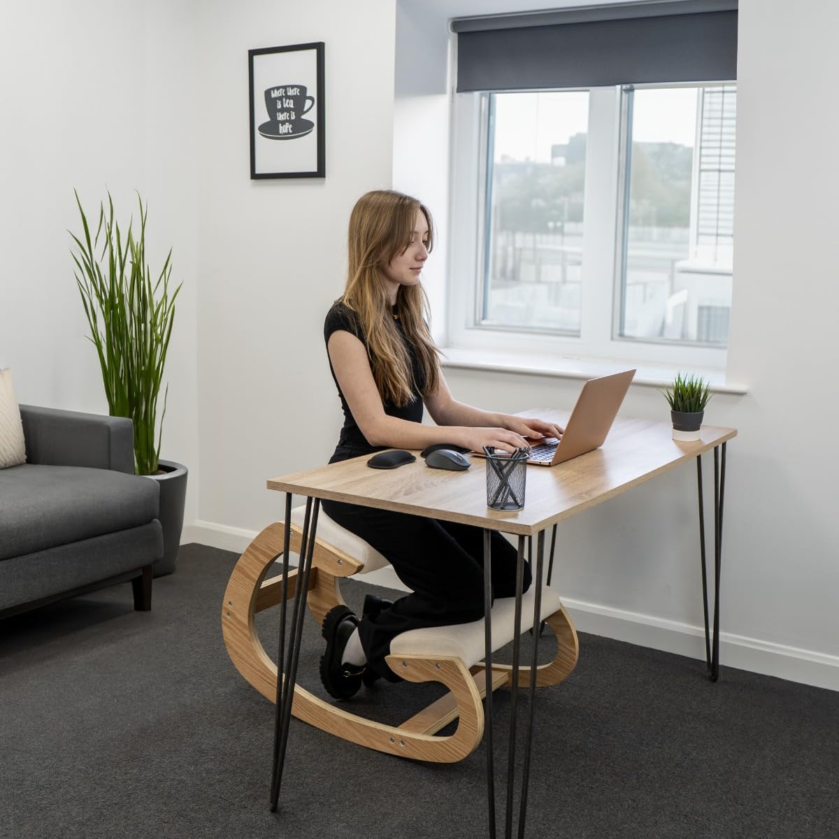 Chaise Ergonomique à genoux en Chêne - Coussins Blancs en lin épais 8cm - Bureau & Maison - Siège à bascule orthopédique – Meilleure posture & soulagement - Jusqu’à 100kg - 2x Repose-Poignets OFFERTS