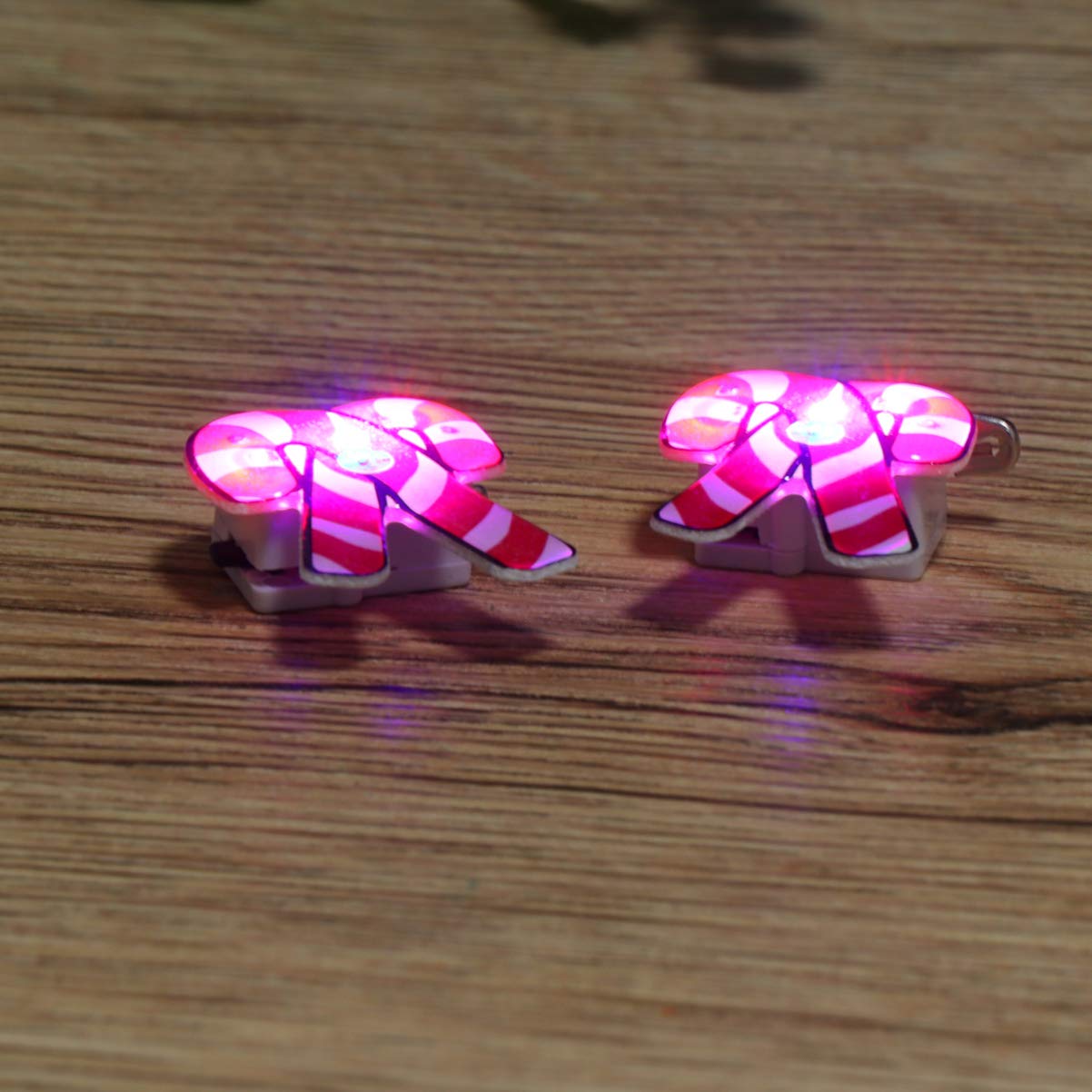 Amosfun Lot de 25 broches LED lumineuses de Noël en émail épinglettes badge fête de Noël préféré bonhomme de neige bijoux cadeaux pour enfants adultes