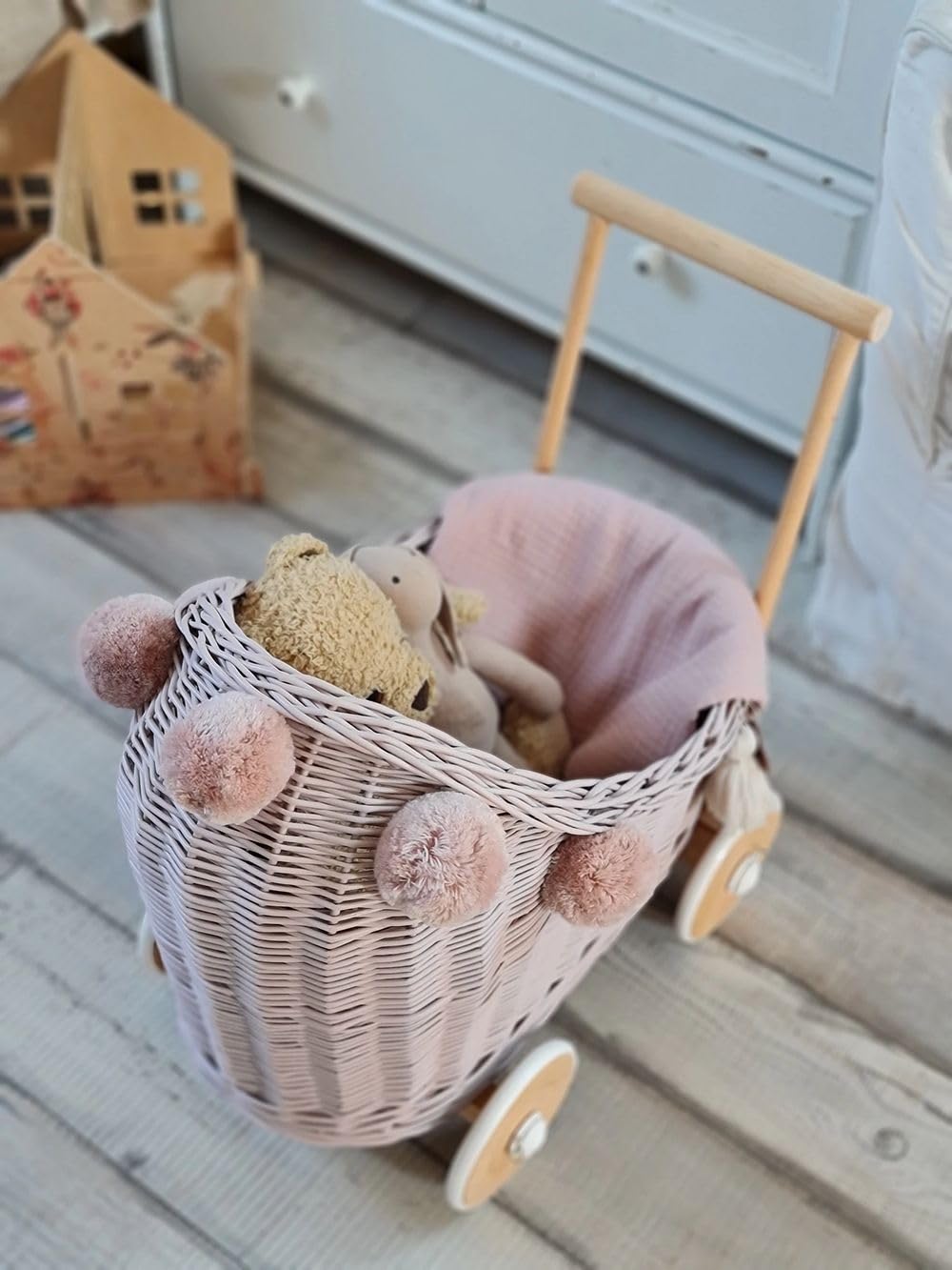 Korb Puppenwagen aus Weide, mit Bettwäsche, Korbpuppenwagen, Hellrosa, rosa, mit Pompoms