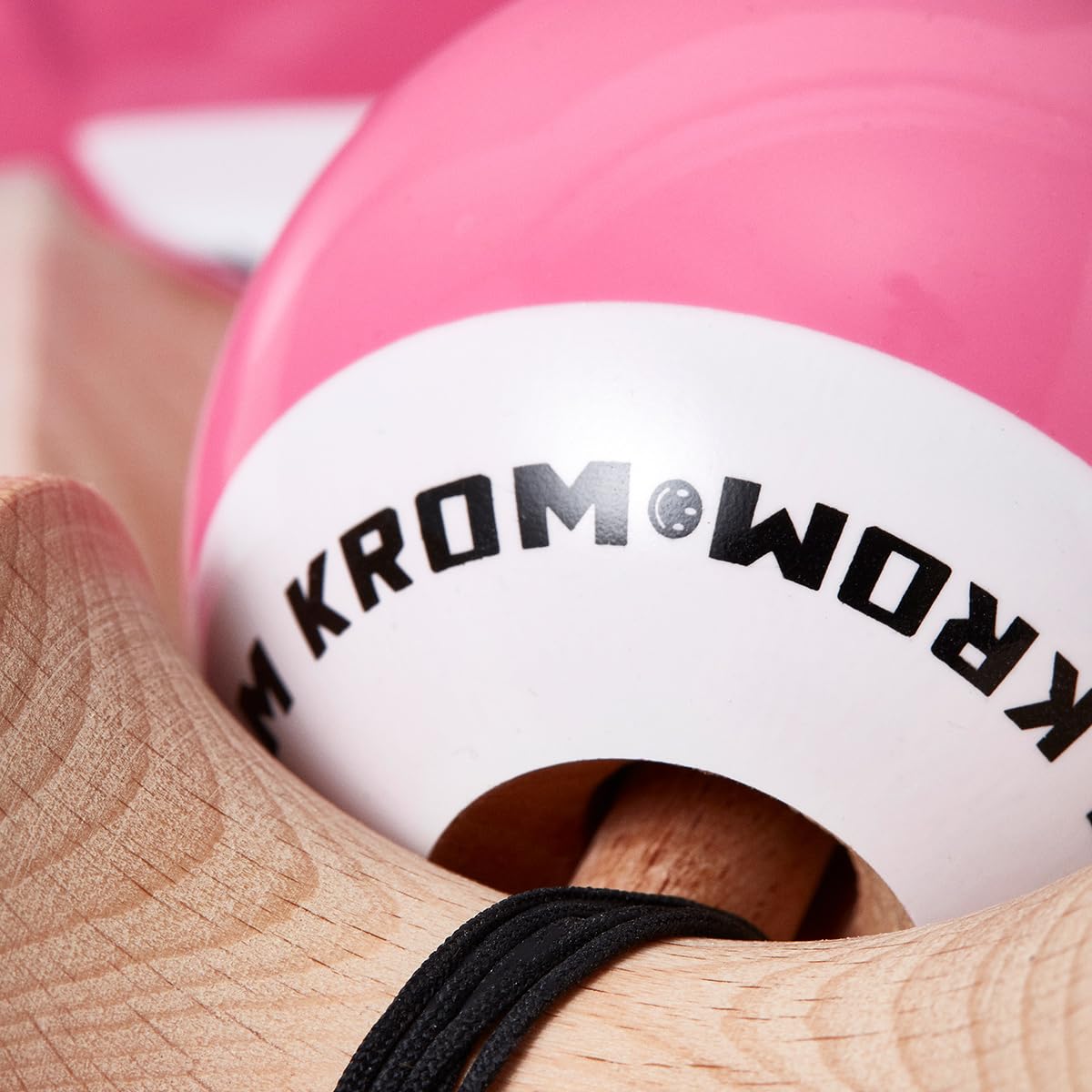 KROM Kendama POP LOL Rosa - Hohe Holzqualität - Für Anfänger und Profis - Pack : Ersatzschnur + Stickers