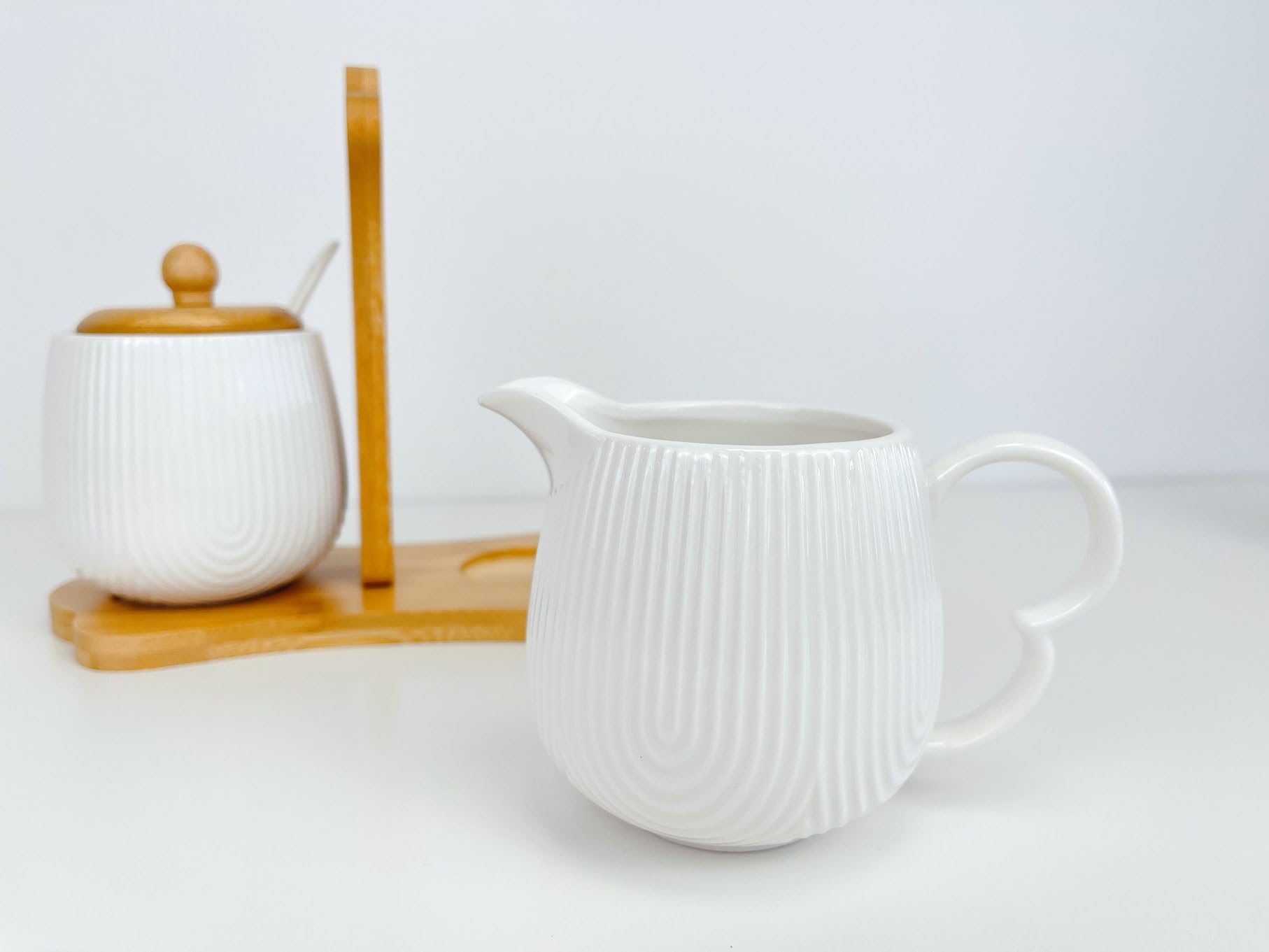Set Azucarero con Cucharilla y Jarrita Lechera Porcelana Blanco con Soporte Madera Nordico -Jarra y Lechera para Mesa Cocina