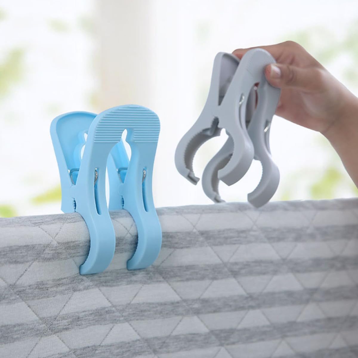 9pcs Windproof Multipurpose Clothespins Quilt Fixing Clips Plastic Clothes Pins for Outdoor Laundry Drying Balcony Clothes Clamps in 3 Colors