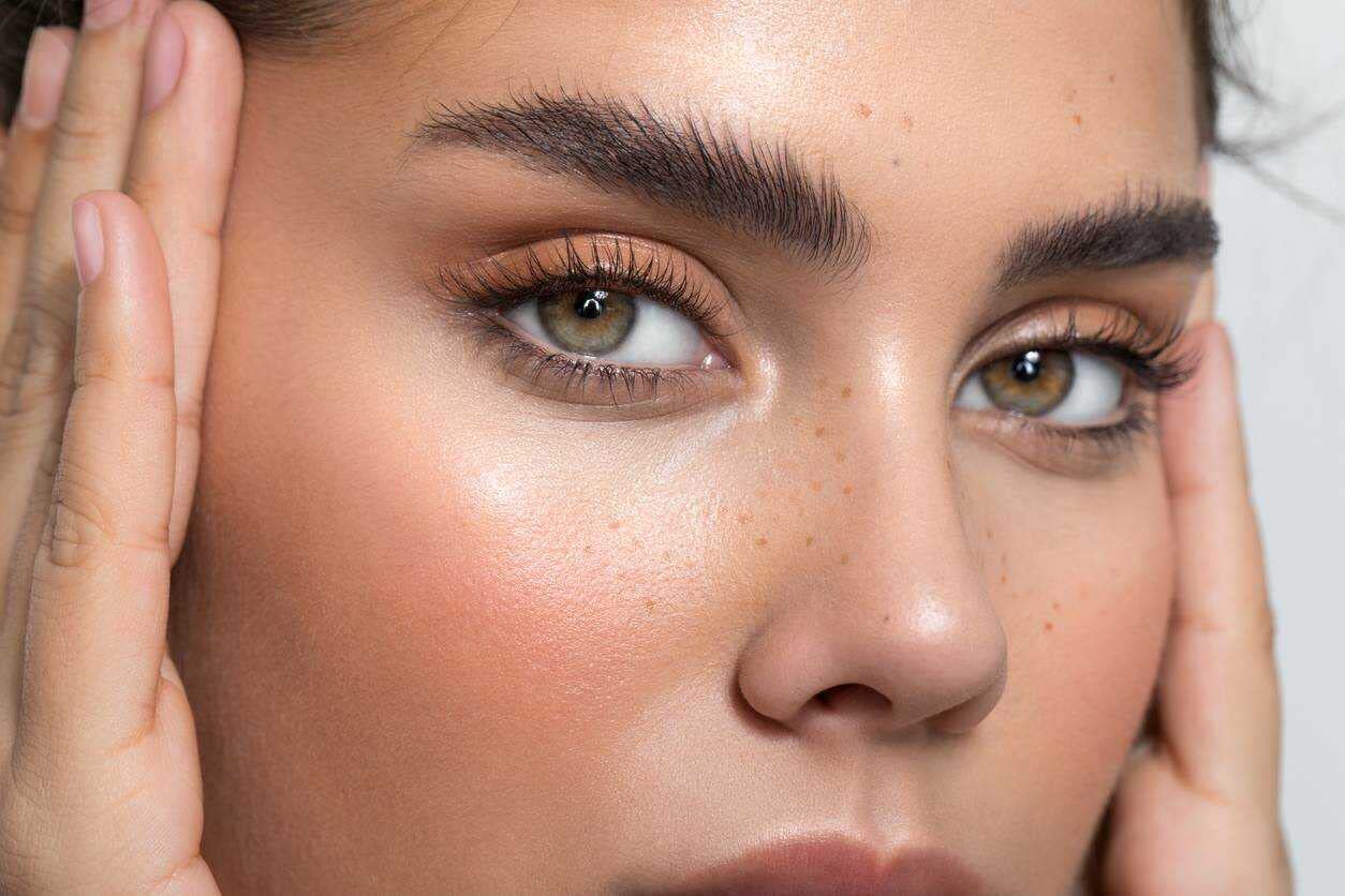 Serum do brwi – serum do brwi dla grubszych, dłuższych i pełniejszych brwi – przywraca naturalny wzrost i redukuje wypadanie włosów – Luxe Cosmetics