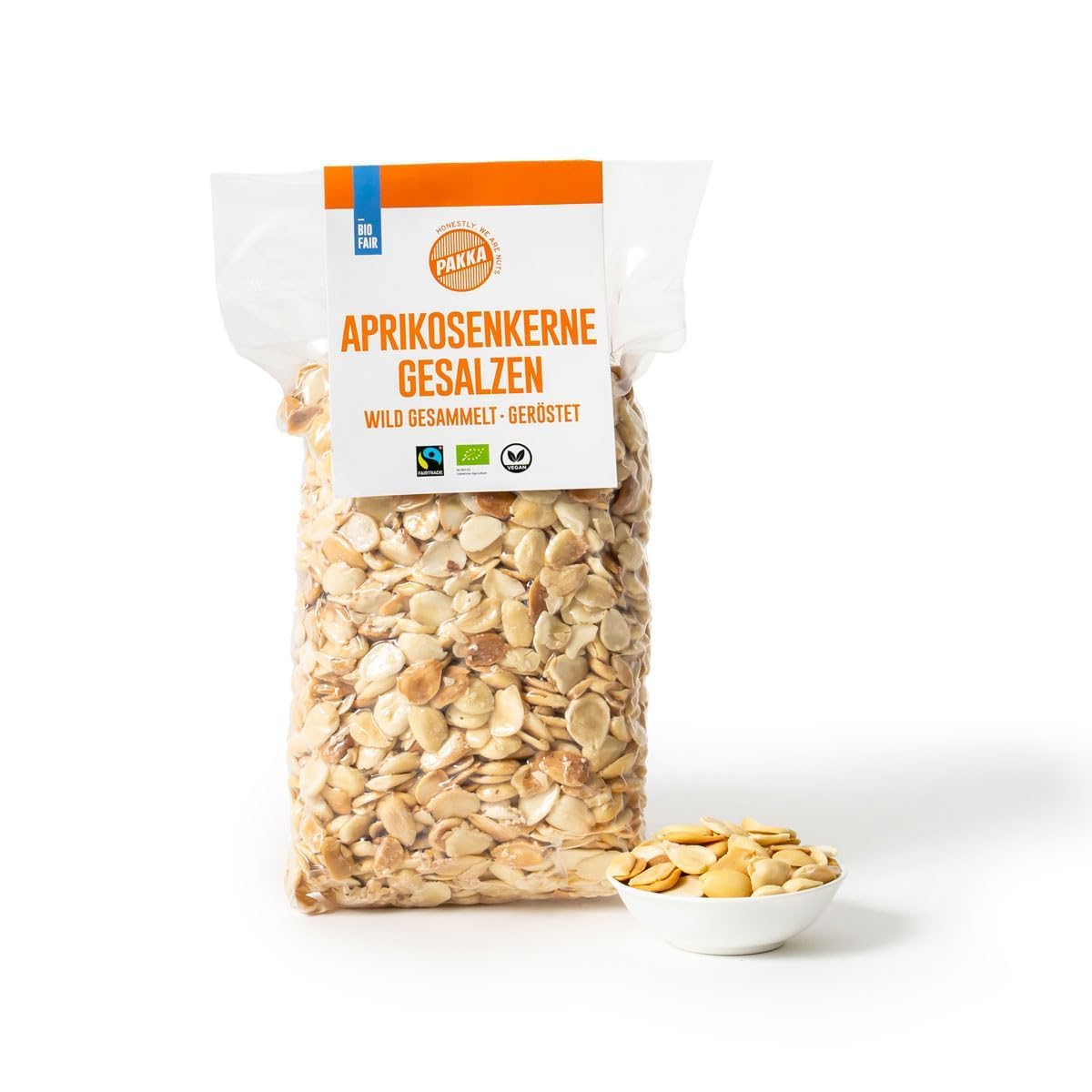 PAKKA Mandorle di Albicocca Premium Bio Fairtrade Tostate e Salate 700 g – Deamarizzate, Vegan, Origine Uzbekistan, Confezionate dal Produttore
