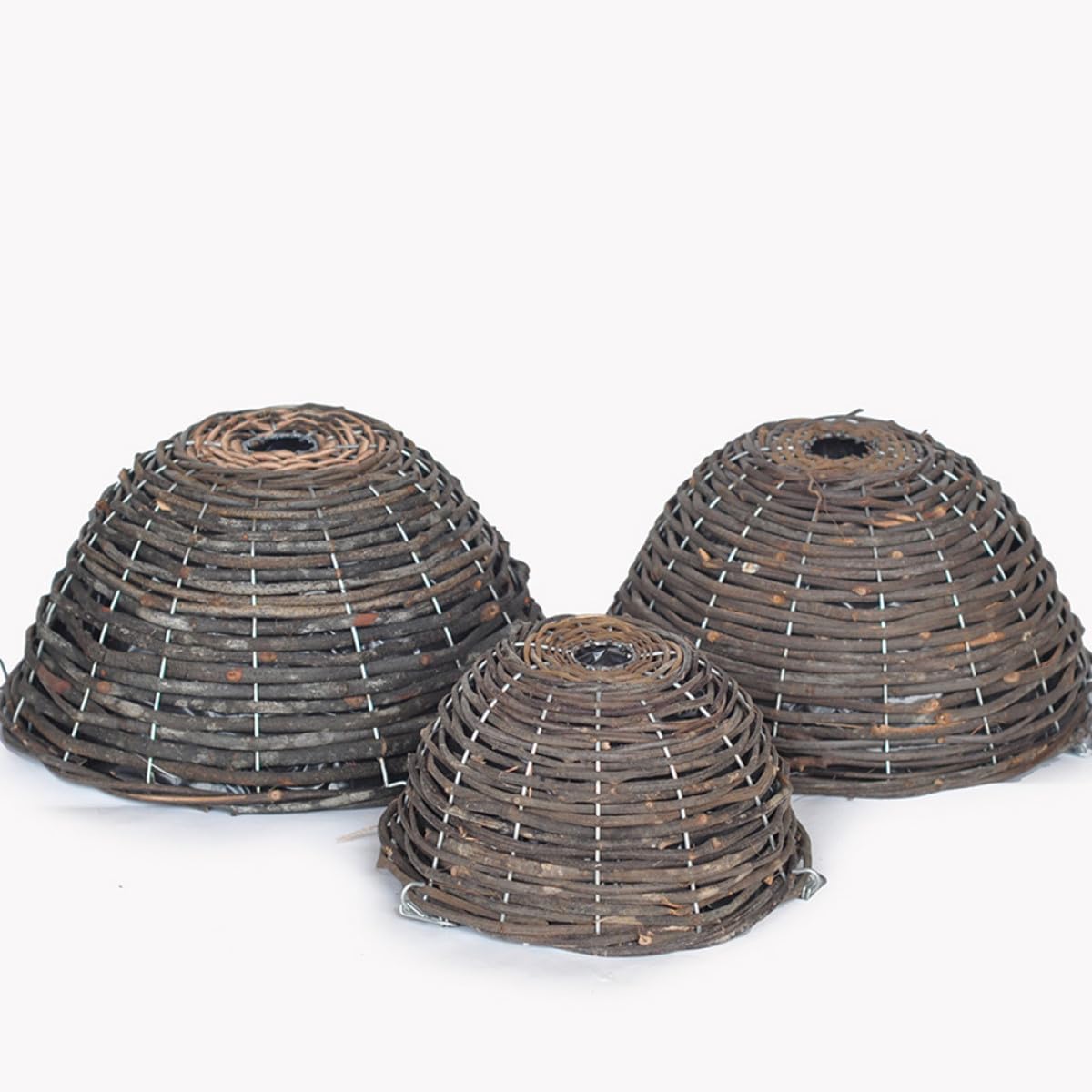 Vasi Sospesi in Rattan e Metallo 30 CM 2 Pezzi, Fioriera da Balcone per Piante Grasse e Fiori, Decorazione Casa e Giardino, Facile da Appendere, Design Naturale e Resistente