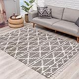 Tapis à poils longs pour le bien-être. Décorez votre salon avec un tapis shaggy doux et douillet. La combinaison de motifs géométriques ludiques et de teintes naturelles confère au tapis un charme ethnique décontracté. Comme chemin de couloir dans le couloir, descente de lit dans la chambre à coucher ou comme décoration sous la table basse, le tapis moderne offre beaucoup d'espace pour la créativité en matière de décoration.