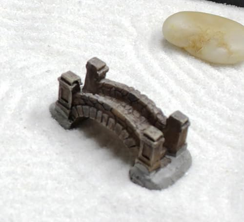 Miniatura 4 de Kit de jardín zen mini de Nature's Mark para escritorio con rastrillo, arena blanca, figura de Buda, figura de puente y rocas de río, base