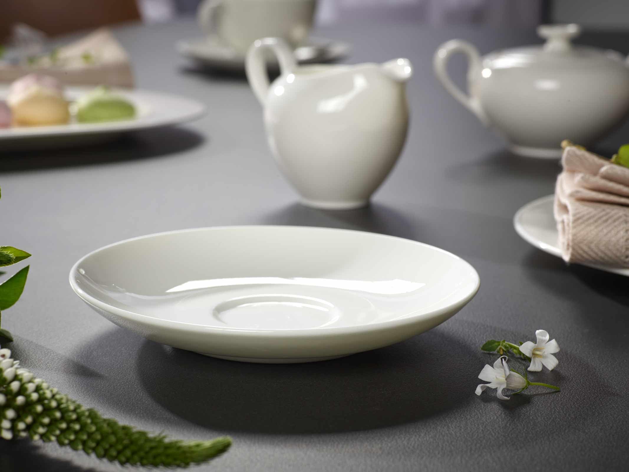 Villeroy & Boch Anmut 6-częściowy zestaw spodków do kawy/herbaty, ø 15 cm, klasyczne białe naczynia, porcelana premium, nadają się do mycia w zmywarce i używania w kuchence mikrofalowej, białe